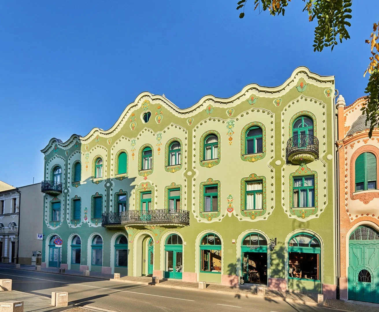 Palatul Adorjean 2 Oradea Bihor.jpg