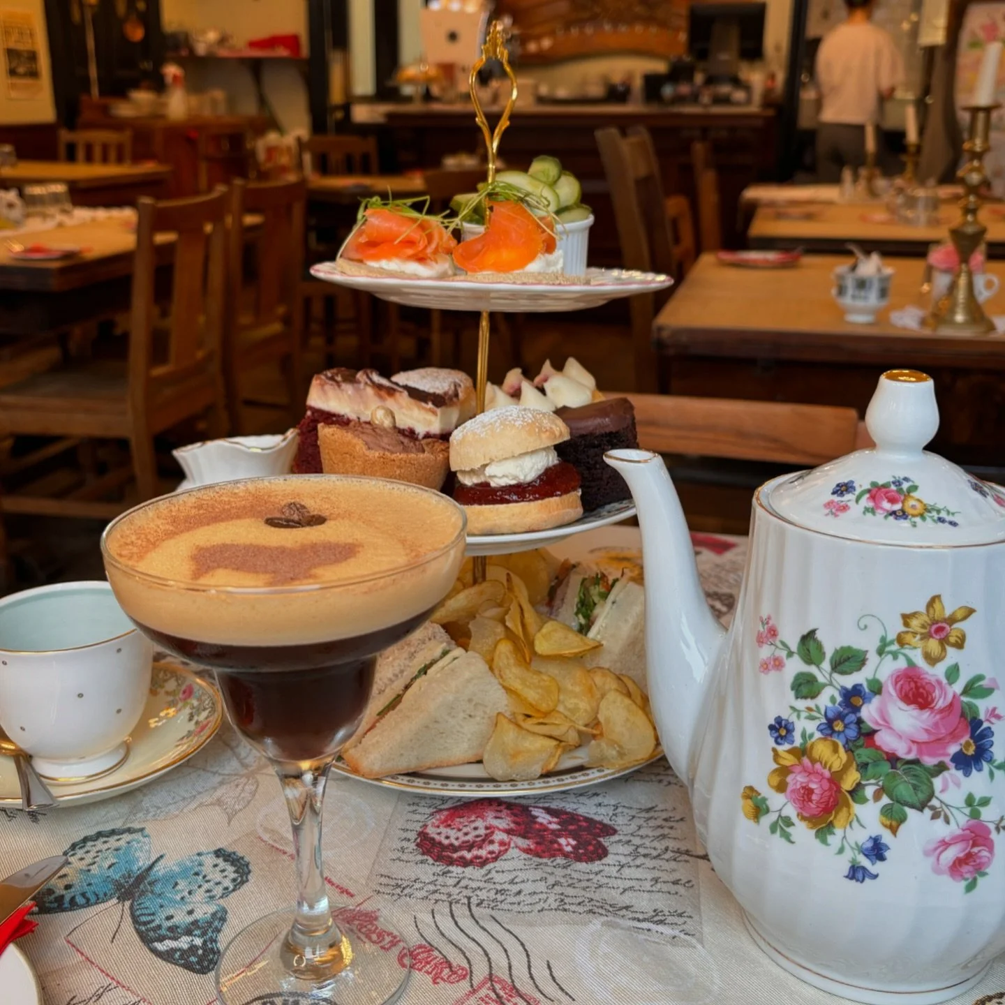 Another day closer to Saturday&hellip; and the real question isn&rsquo;t if you&rsquo;ll have afternoon tea, but how fancy you&rsquo;re feeling: classic, bubbly, boozy, or full gin-fueled fabulousness. Decisions, decisions&hellip; 🍰🦋

#tearooms #te
