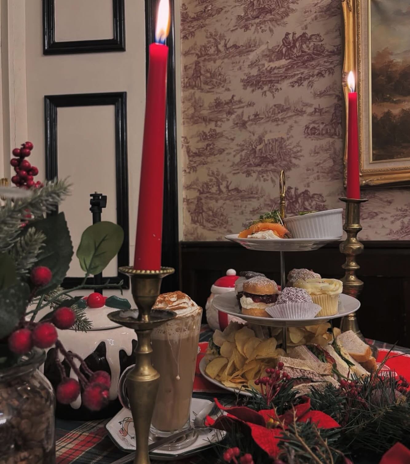 Is that a festive afternoon tea we spy..? 👀🎄(the only thing missing is the bubbly..)

We&rsquo;re diving head first into Christmas this weekend, with some new festive treats on our afternoon tea!

Available up until Christmas - and as always we rec