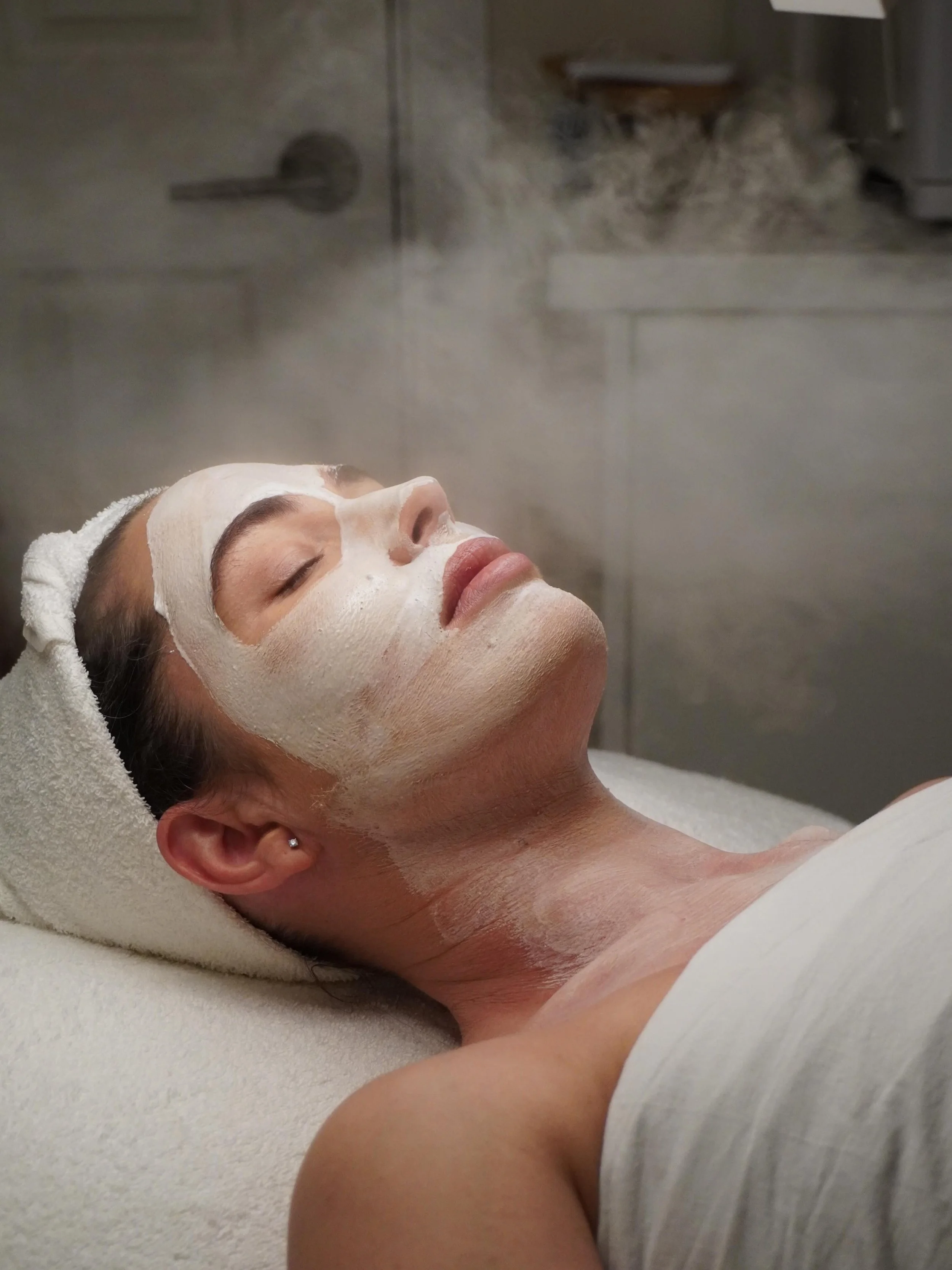 If you haven&rsquo;t heard about @hiddenvalley_skin_wellness yet, you&rsquo;ll be very glad you just did 🧖🏽&zwj;♀️ Skin and beauty treatments that will leave you feeling relaxed and restored 🤍 Capturing the feel in imagery we shot for their new sa