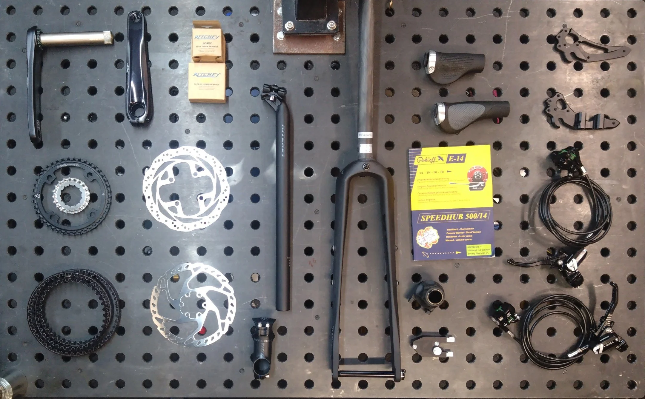 Friday afternoon is all about assembling David's Rohloff/Beltdrive bike. This'll be a good one.