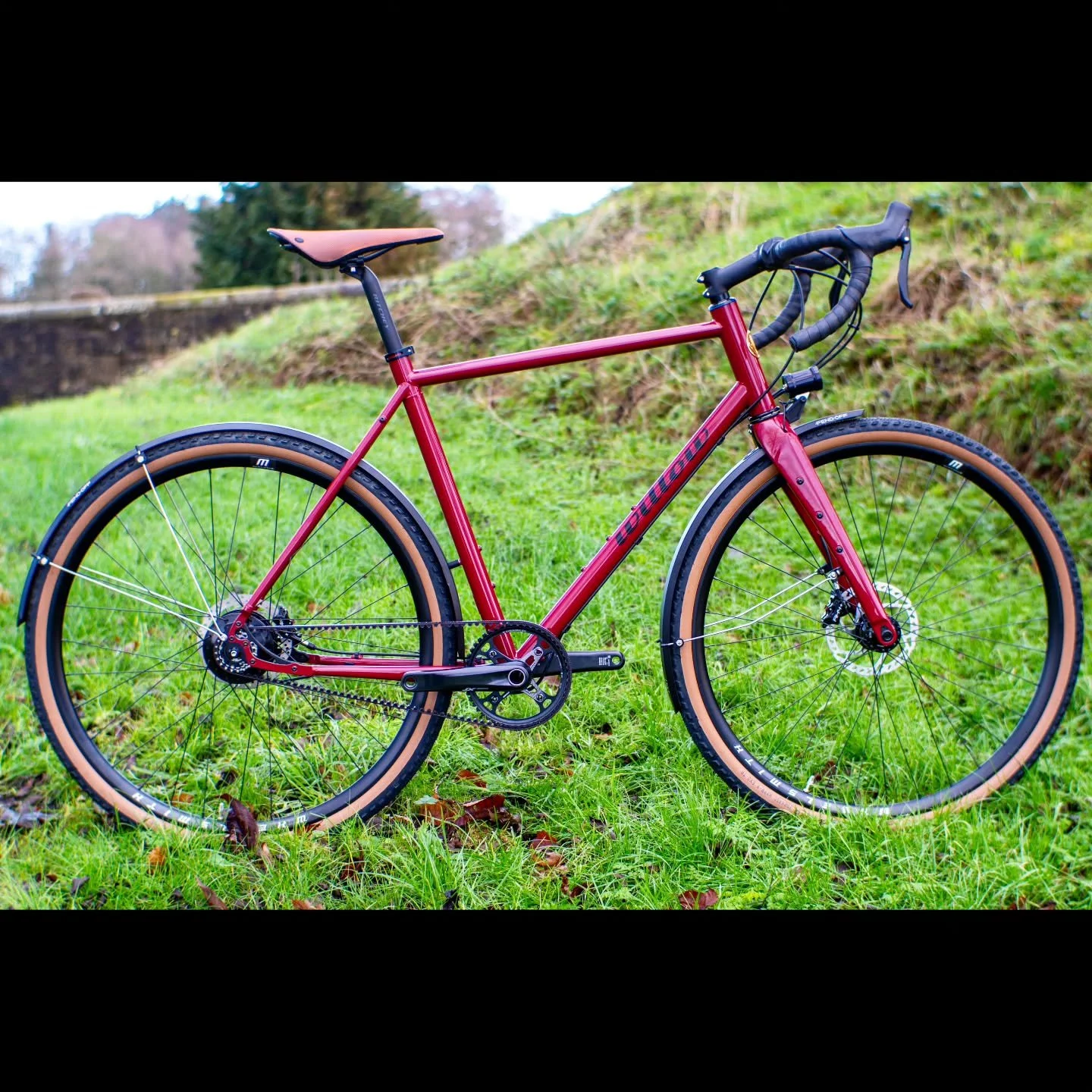 This is Joe's Oponki. Ready for lots of adventures ahead.

Highlights :

@reynoldstechnology 853 frame
@paragonmachine dropouts
@wheelsmithuk built wheels
@_rohloff_ rear hub
@sonnabendynamo dynamo front hub
@hopetech brake calipers 
@gates.bicycle d