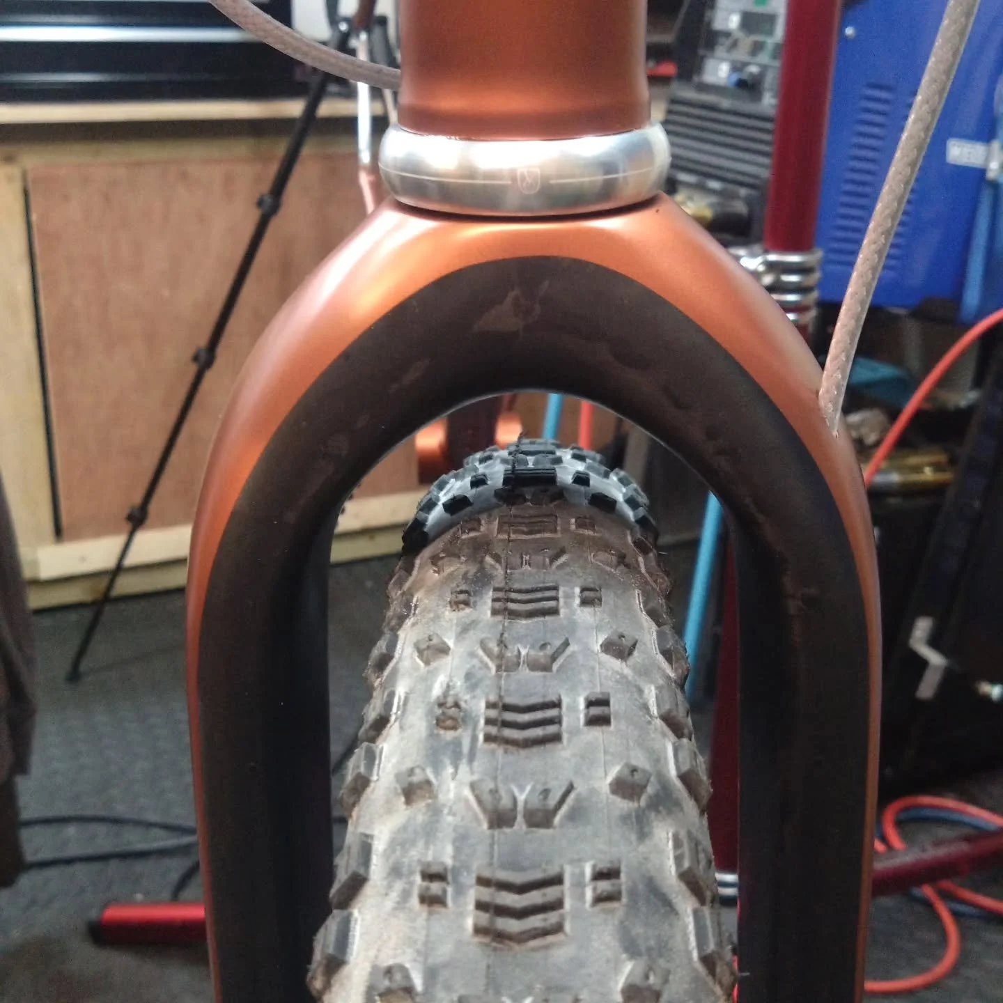 A few people have asked me about rigid fork options using 32" wheels. Pretty much all 'suspension corrected' forks will work with 32" (686) wheels. This is a 32x2.3 Maxxis Aspen tyre in a Columbus Futura Adventure MTB fork. This has a 479mm