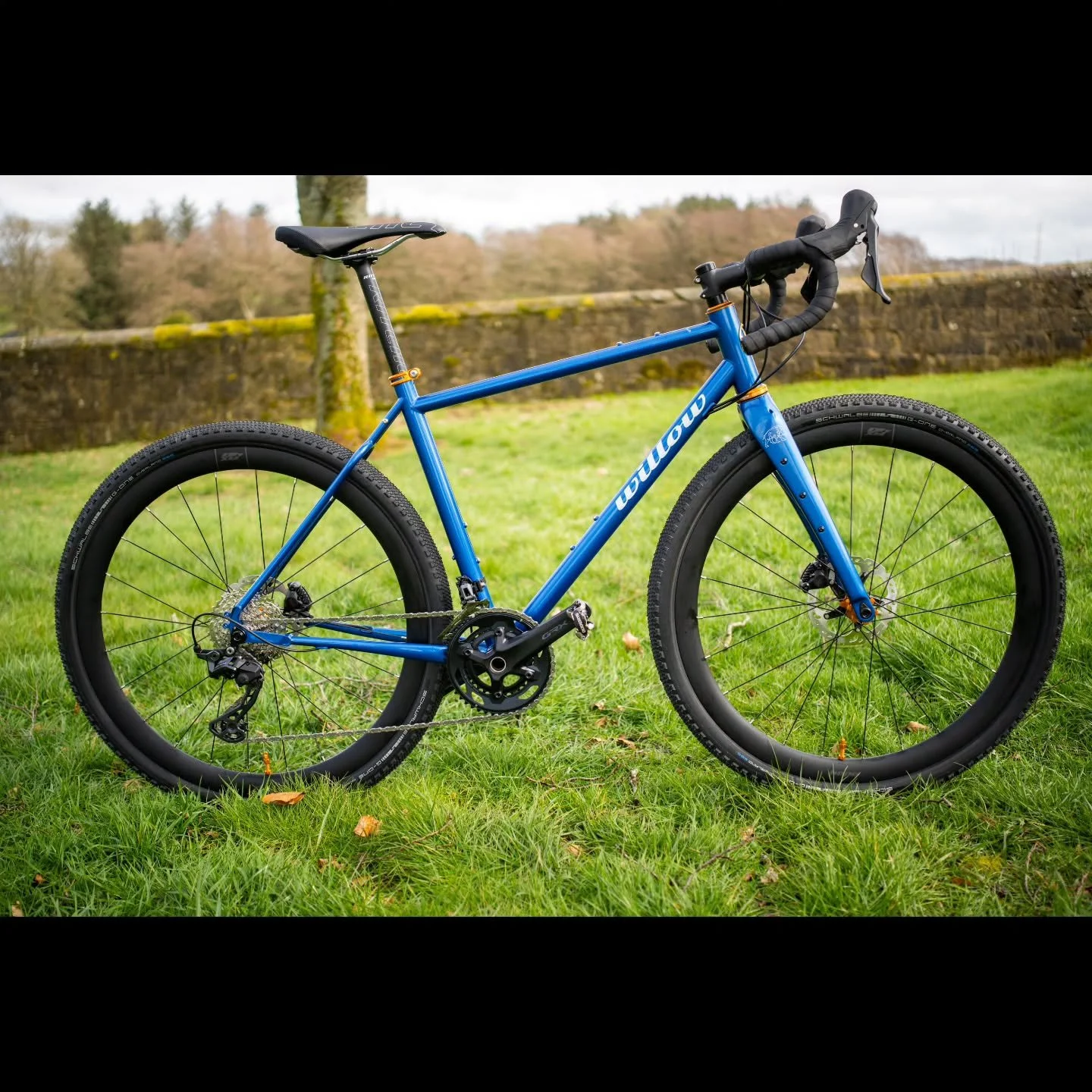 This is Francis's gravel bike. Reynolds 853 frame, GRX drivetrain and brakes, Hope wheels, Schwalbe 50mm tyres, Redshift bars. Awesome paint by @stout_cycles as usual. This one's very pretty.