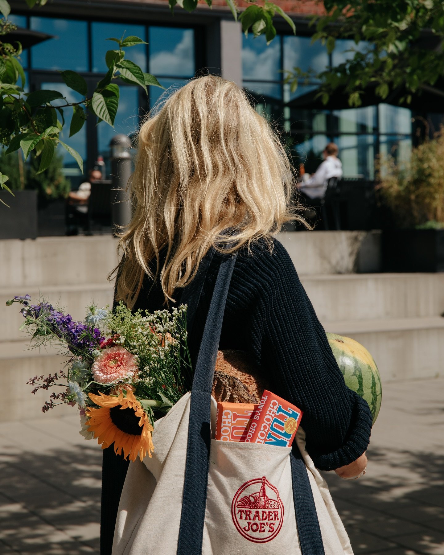 Blomster, fersk br&oslash;d og noe godt til helgen? Velkommen til oss p&aring; Vinslottet 🌿