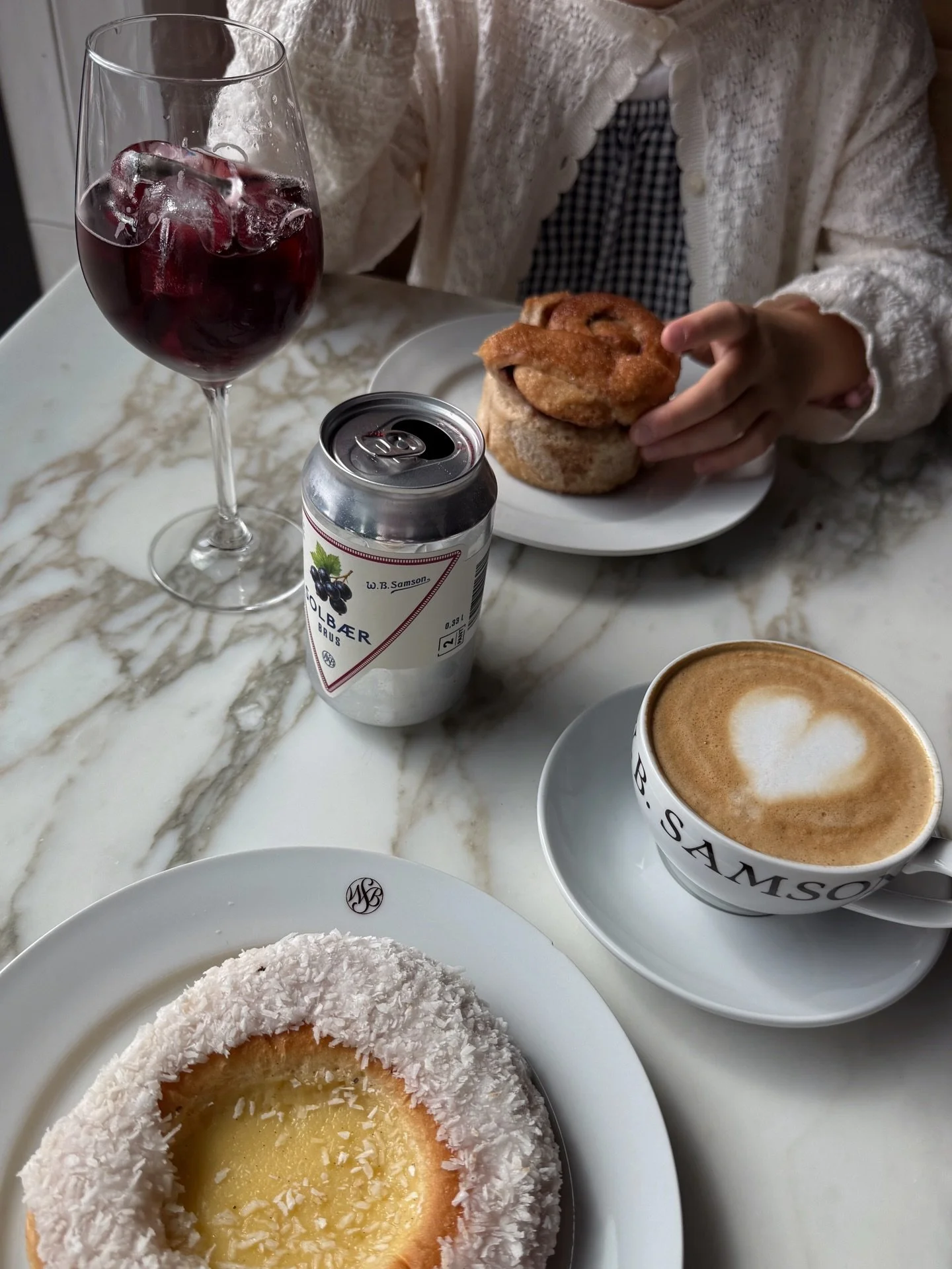 Går du for kanelbolle eller skolebrød? 🤎 På lørdag er det kanelbollens dag, men det betyr jo ikke at du ikke kan unne deg noe annet godt i stedet… Velkommen til oss og @wbsamson denne helgen!