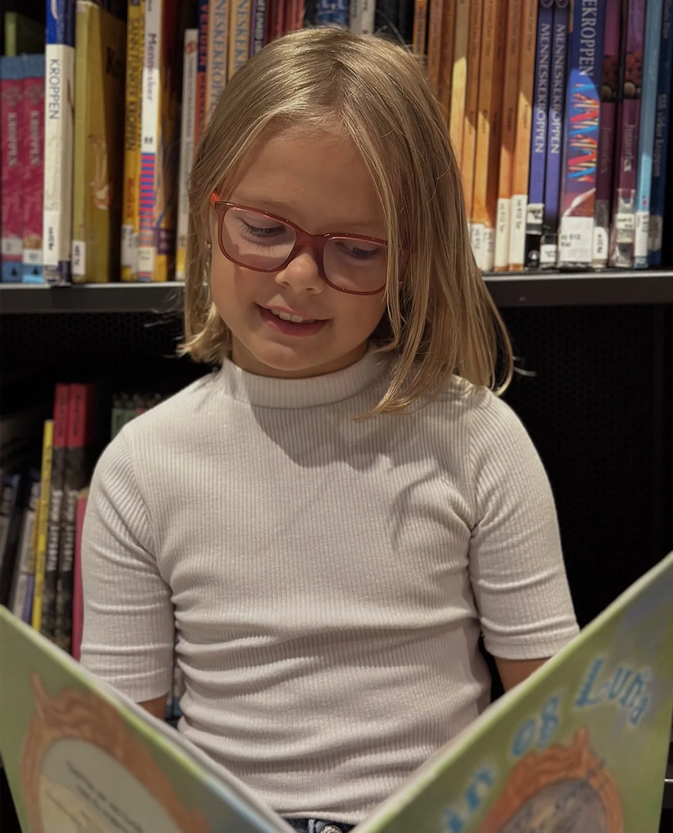 Alle skal se! 👀 Men mange barn vet ikke at de ser dårligere enn de faktisk burde, så sveip her og les 10 tegn som kan gjøre det lettere som foreldre å oppdage eventuelle synsfeil hos ditt barn. 
@synsamnorge vil at alle bar