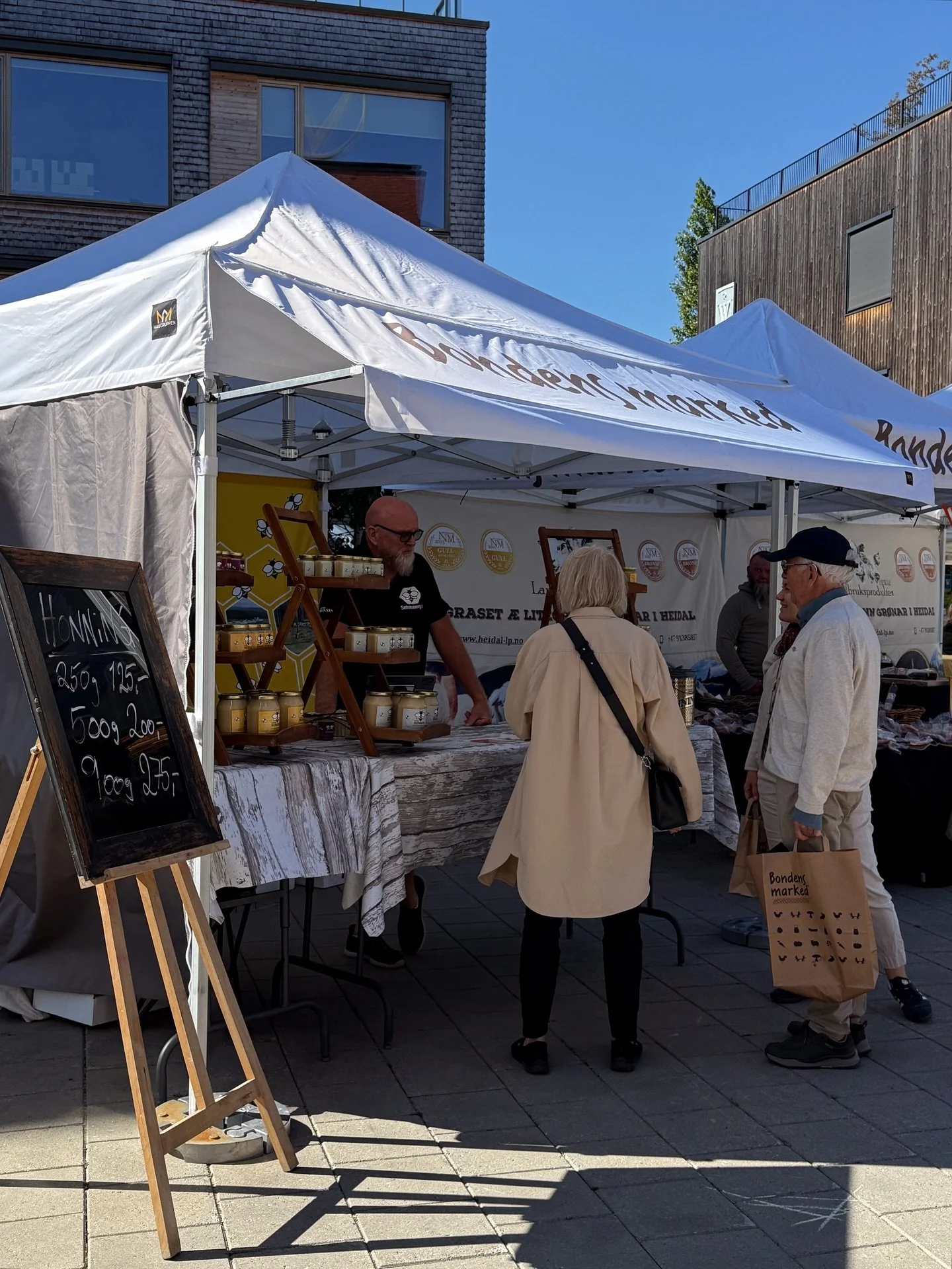 Velkommen til en smakfull handel i morgen, søndag 19.oktober. Da er @bondens.marked.oslo på plass hos oss på Vinslottet mellom kl.11-16 hvor et godt utvalg produsenter har med lokale skatter 🧀 
#bondensmarked #vinslottet #handlel
