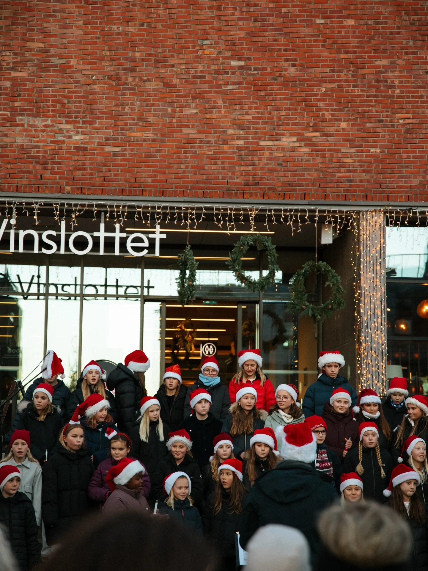 Naboer, venner og kjente samlet seg for &aring; tenne julegranen p&aring; v&aring;r egen Slottsplass p&aring; l&oslash;rdag 🎄 Dette markerer starter p&aring; julen p&aring; Vinslottet, hvor vi gjennom hele desember vil ha koselige aktiviteter for ba
