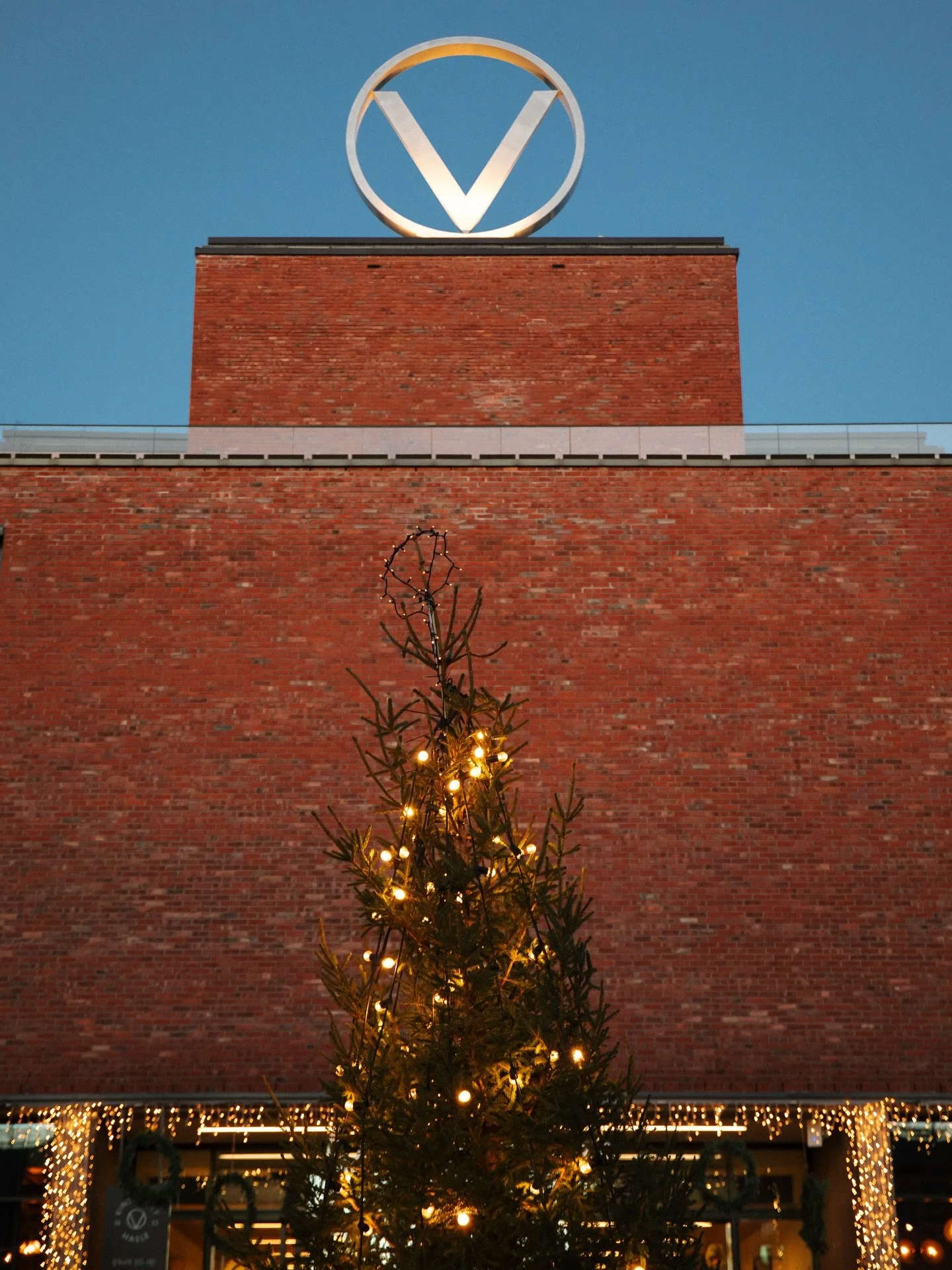 Vi h&aring;per alle nyter disse gode, rolige juledagene. Vi holder &aring;pent for de som &oslash;nsker &aring; rusle en tur forbi oss, gj&oslash;re noen &aelig;render, nyte en kopp kakao eller leke med barna p&aring; Lille Lab for eksempel 🫖

Romju