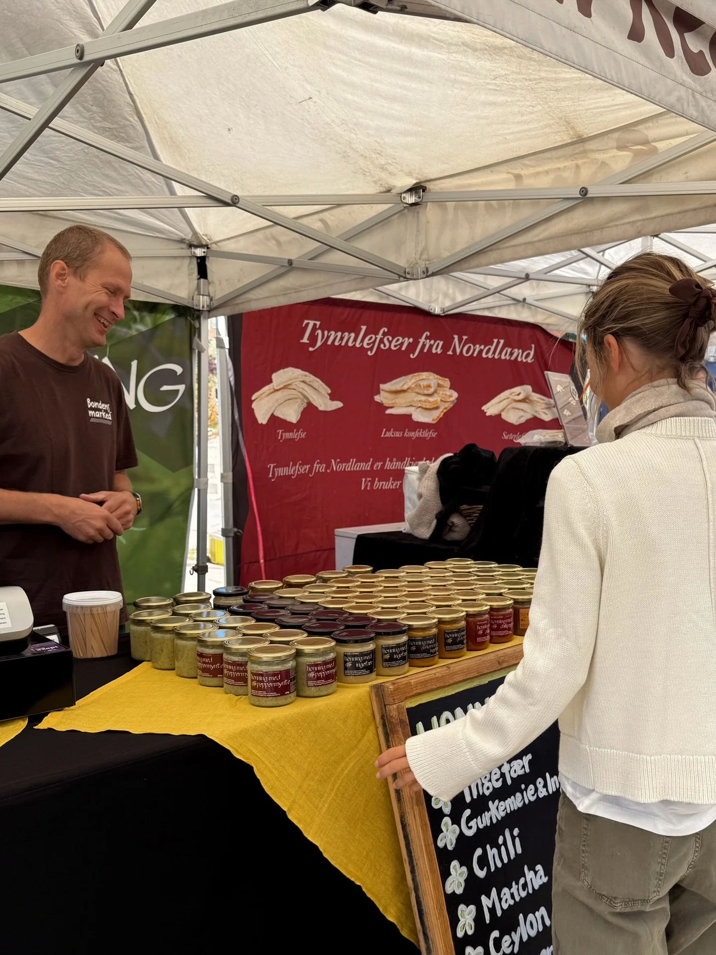 Det er ventet flere Bondens Marked p&aring; plassen utenfor hos oss p&aring; Vinslottet denne sesongen og f&oslash;rste er allerede p&aring; s&oslash;ndag! Ses vi mellom kl.11:00-16:00? 🥞 #vinslottet #bondensmarked #handlelokalt