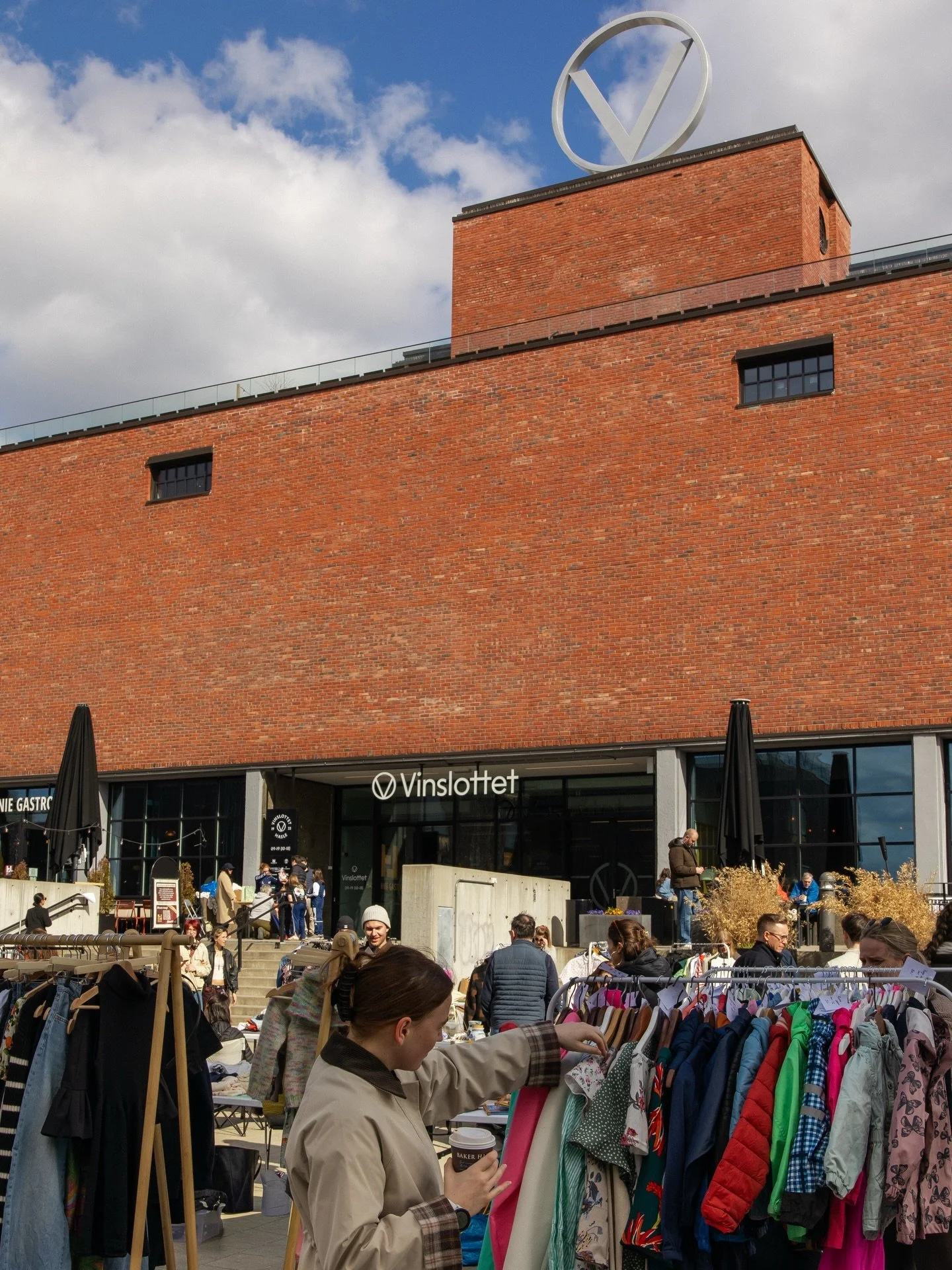 Takk for en fantastisk dag p&aring; sesongens Vinslottet Bruktmarked! 🧵 Et arrangement som beboere og de i n&aelig;romr&aring;det hatt tatt initiativ til - som vi &oslash;nsker skal bli et fast innslag. Flere bruktmarked er derfor planlagt, s&aring;