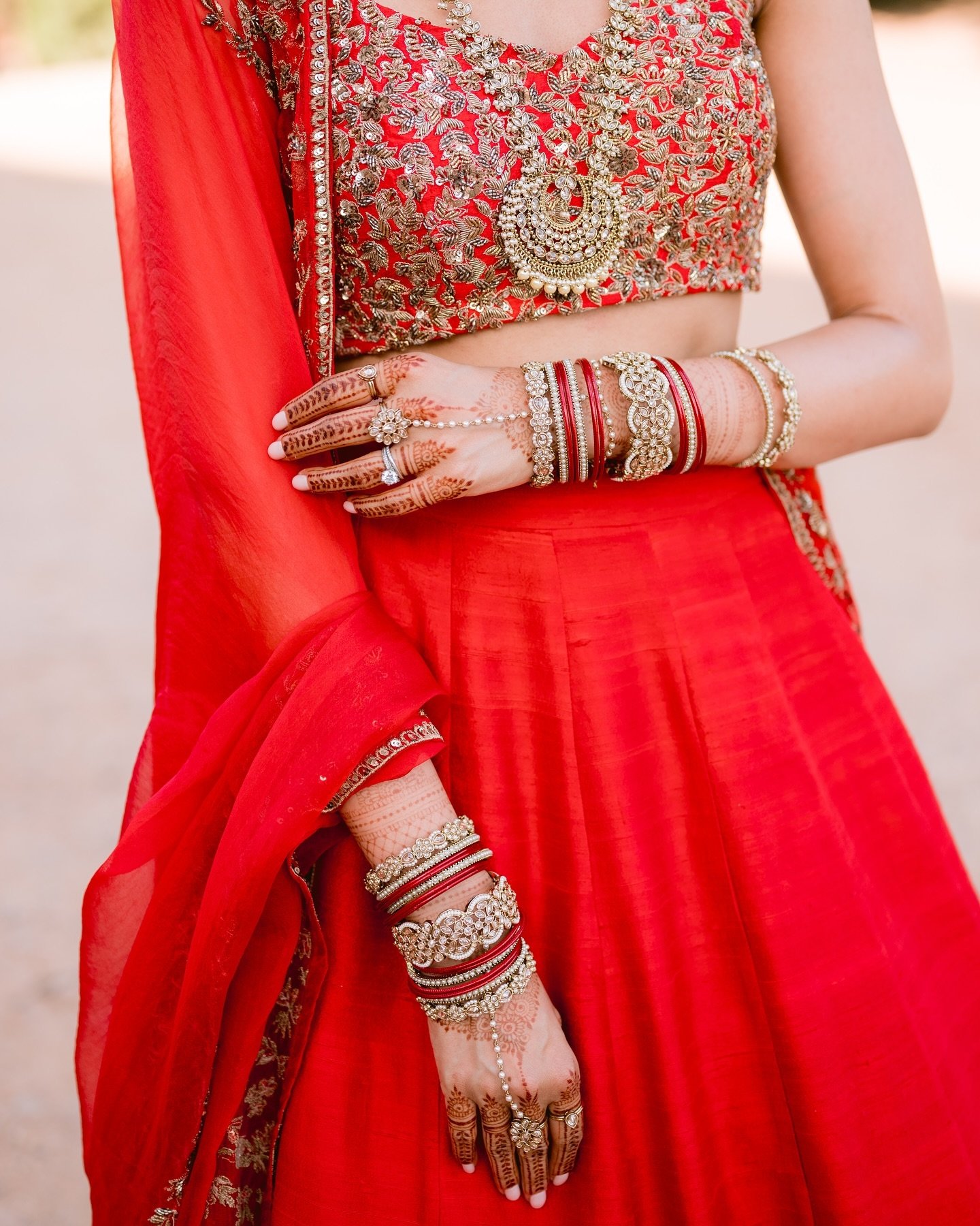 Crafted with intricacy.

@ddweddings_celebrations @hmolinillos 
#indianweddingbride #saree #indianweddingphotographer #weddingseville #luxuryweddings #destinationwedding #destinationweddingphotographer