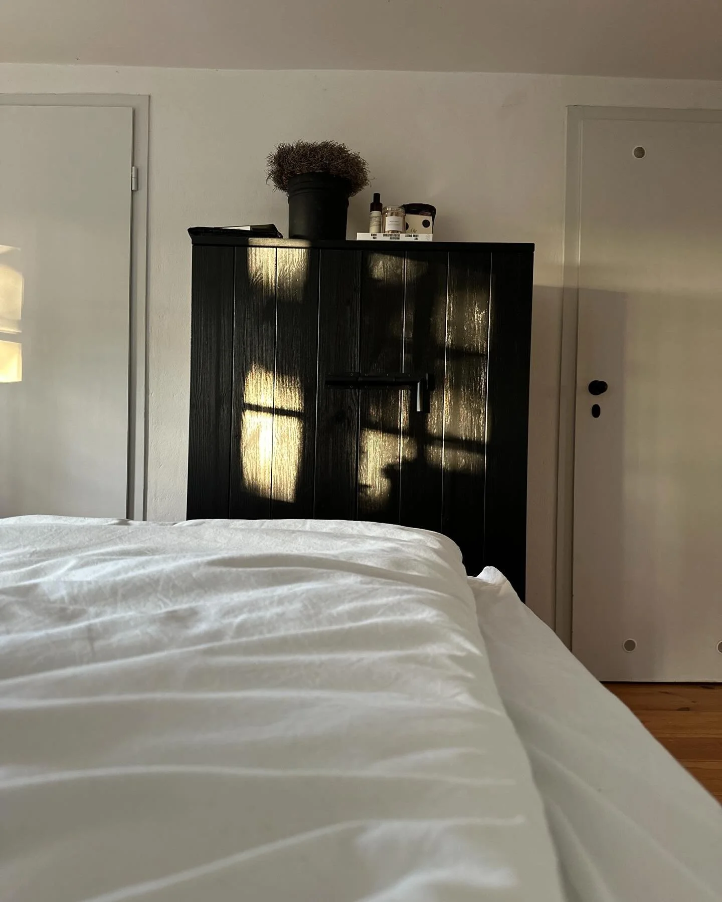 Interior shots from the house - 
Feels like it&rsquo;s been a very long time since I last shared anything from inside the house,  because there&rsquo;s so much going on in the garden 🪏😊

Happy Friday! And have a lovely weekend.

#schleihaus_sensby 