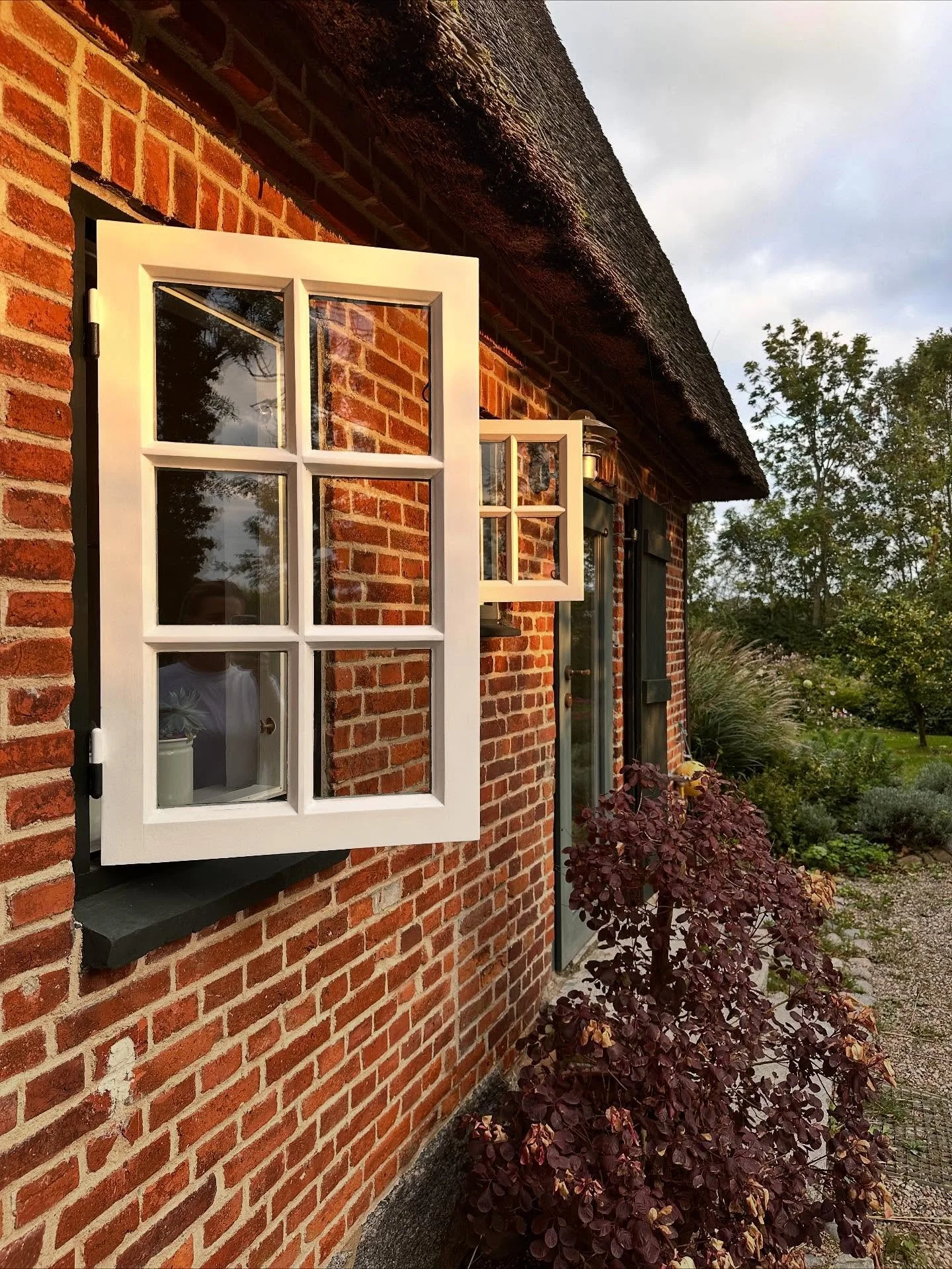 Back in Sensby.
Beautiful weather and heaps of apples 🍎-
Can&rsquo;t wait to get them down, but for now - just enjoying the garden, the sun and the country.
Have a great wkd!