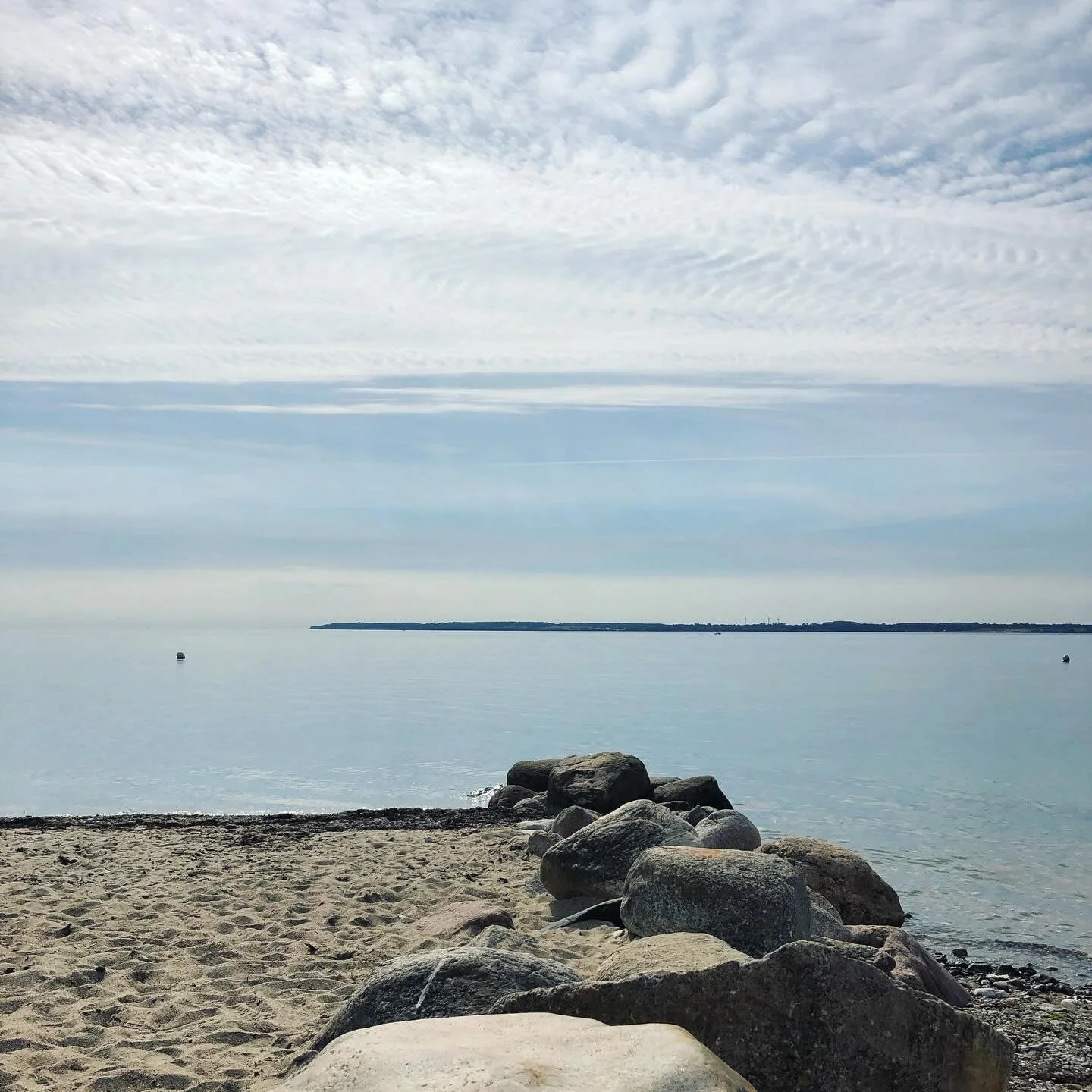 Good morning from the North.
Nice and easy by the seaside. 🐳☀️

#schlei #schleihaus_sensby #ostsee #vitaminsea