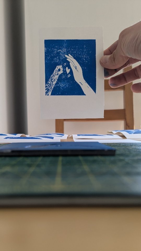 Friday printing this tiny cute cat print 🐾
.
Would you sigh a big loud 'awwwwww' at my stall too? 🤗😁❤️
.
Hopefully they'll dry for tomorrow's market 🤞
.
lino print • cat print • cat lovers • minimalist design • lino printing
