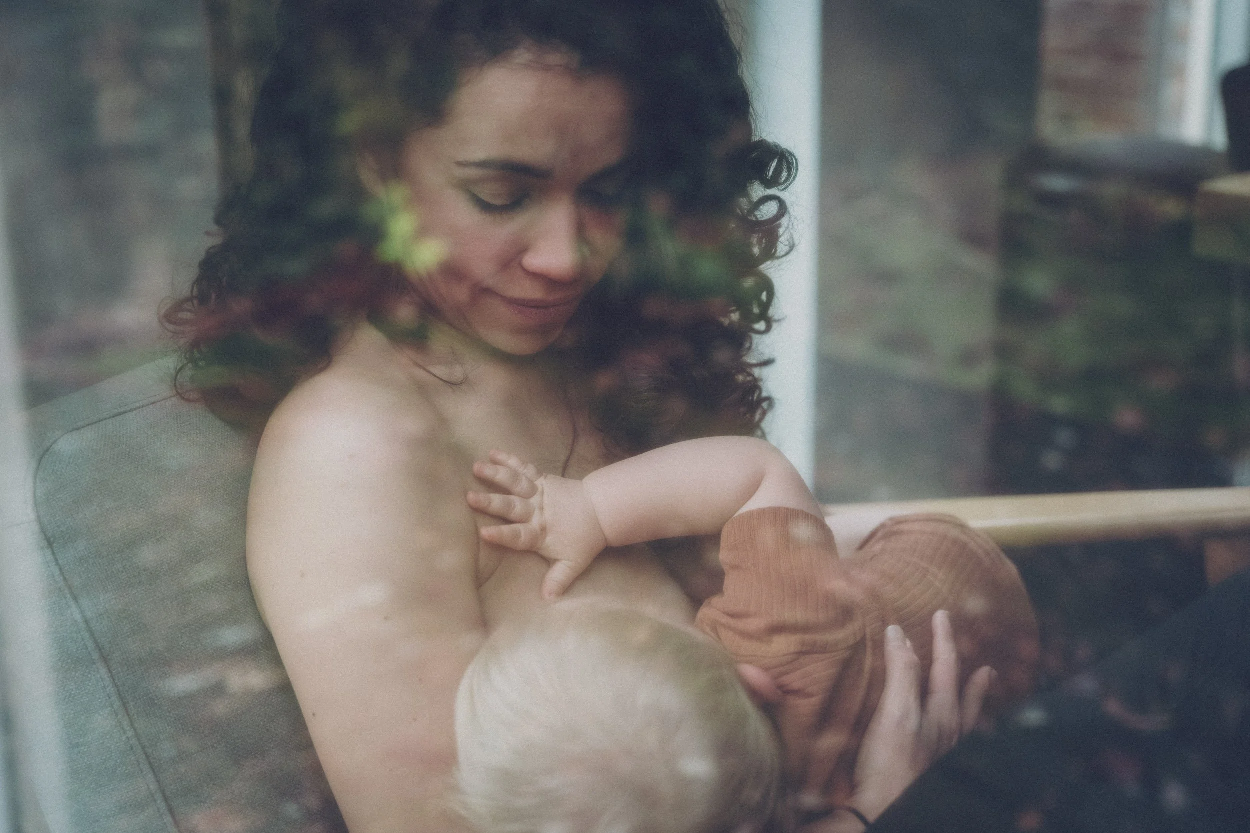 Motherhood shoot met borstvoedende mama