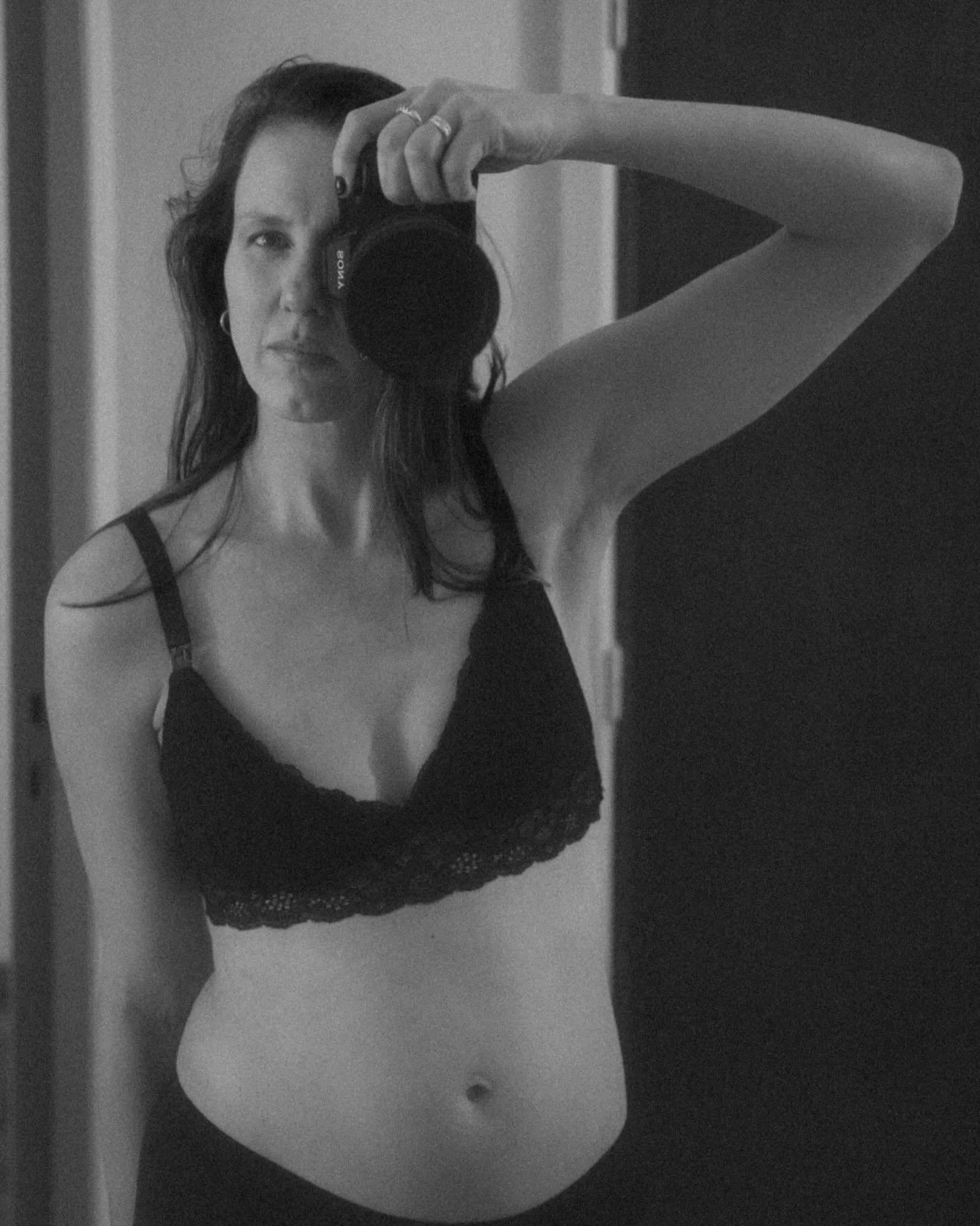 &bull; Een zelfportret om het nieuwe jaar van @wildflowersandthunderstorms in te luiden.

Dit keer zonder zwangere buik of kindjes om me heen.
Dus ik voel me naakt en kwetsbaar.
Maar ik voel ook dat postpartum lijven meer gezien mogen worden.
Dit is 