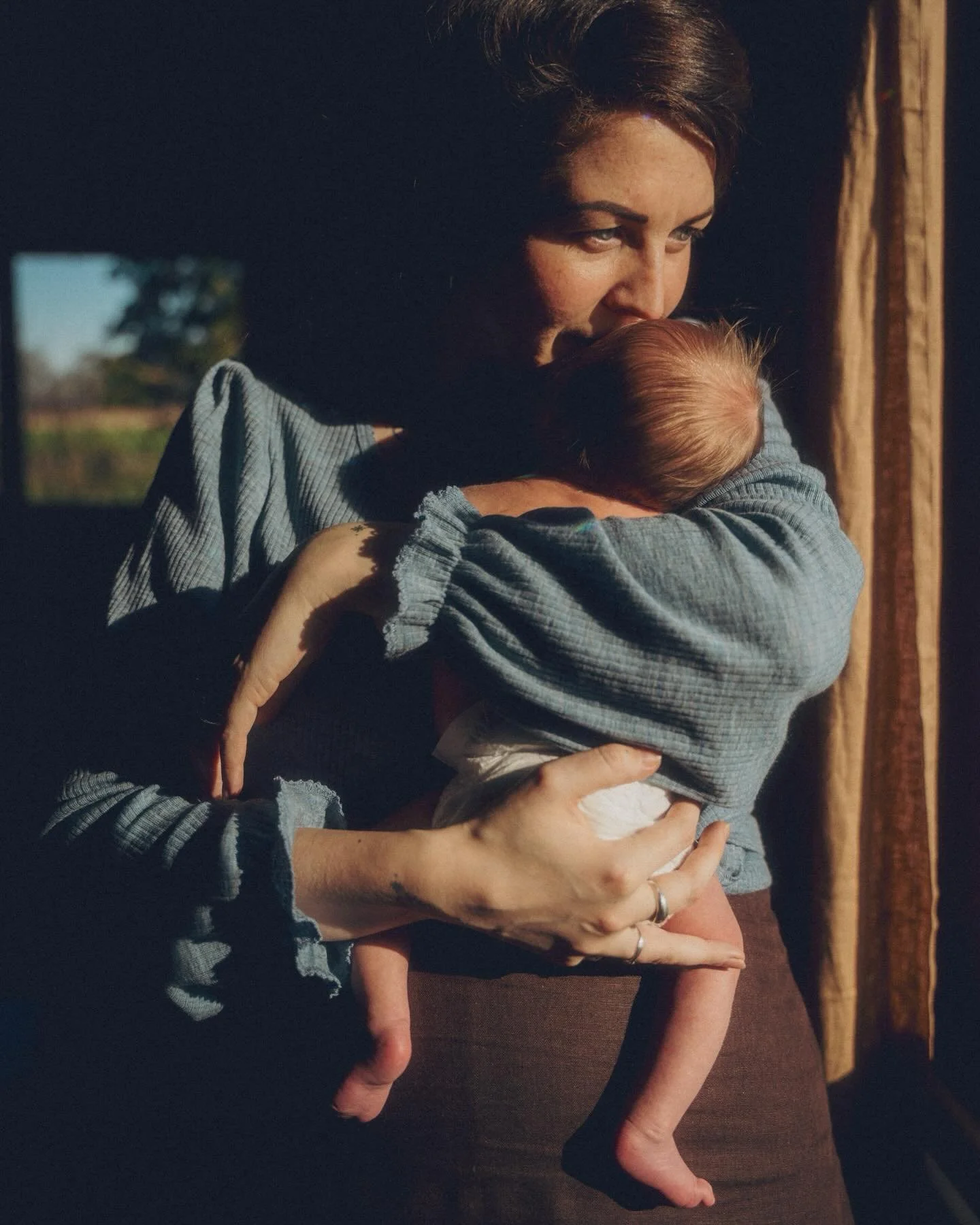 &bull; Een prachtige mama - alleen zij met haar pasgeboren baby 💛
.
.
.
#motherhoodphotography #newbornbabyphotographer