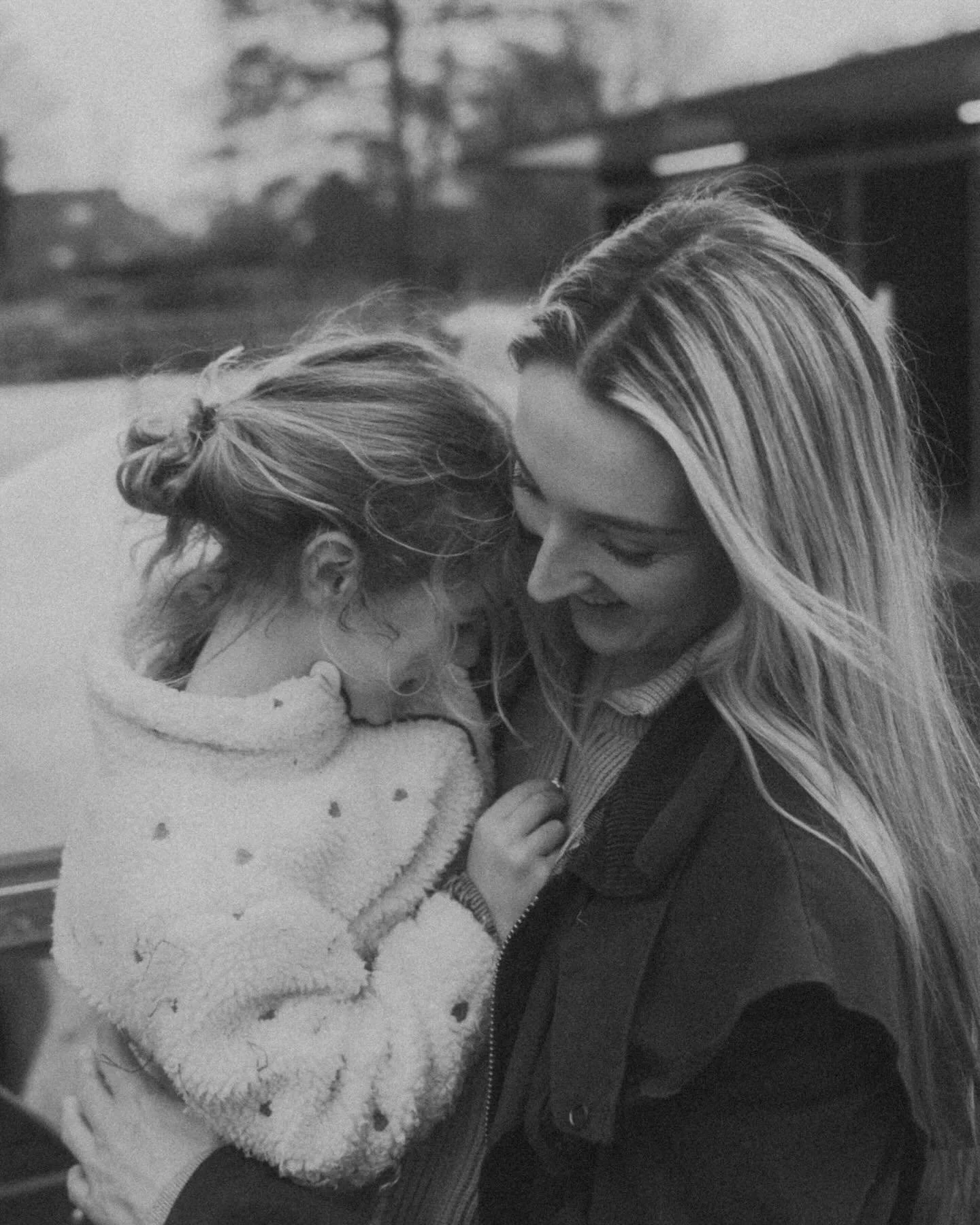 &bull; Toen ik in 2023 voor het eerst moeder werd van Hila had ik geen idee. Geen idee van de verandering die zou komen, van het proces waar ik doorheen zou gaan.

Alles wat ik nu doe, mijn werk en de keuzes die ik maak, bestaat vanwege die eerste ge