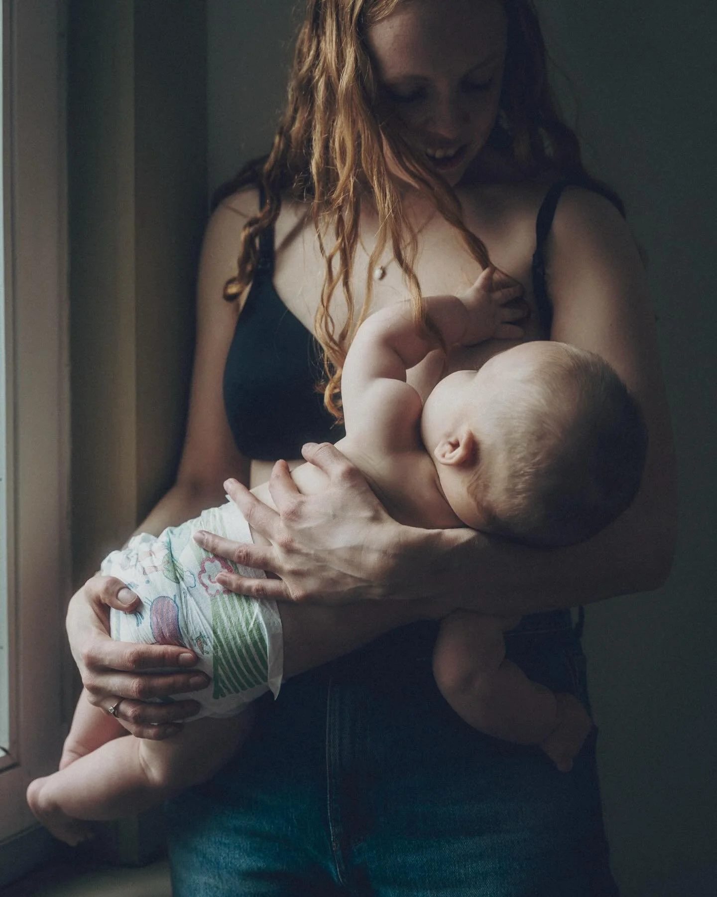 &bull; &ldquo;Het is maar een fase,&rdquo; zeggen we tegen elkaar als het zwaar is.

De gebroken nachten.
De klodders spuug op je t-shirt.
Het altijd AAN staan.
Je lijf nog niet van jou.

Binnenkort is het weer over.
&ldquo;Het wordt beter,&rdquo; ze