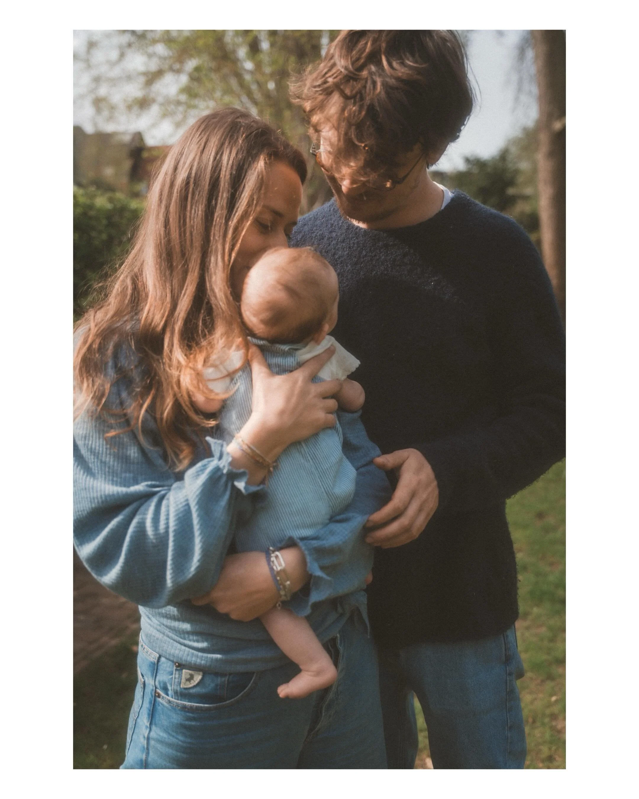 &bull; Zoveel gezinnen vast mogen leggen de afgelopen tijd 🫶🏻

Met altijd een speciale plek voor de mama, want zij blijft centraal staan in alles wat ik maak.

Bij de gezinsshoots die ik doe, draait het niet alleen om het gezin als geheel, maar ook