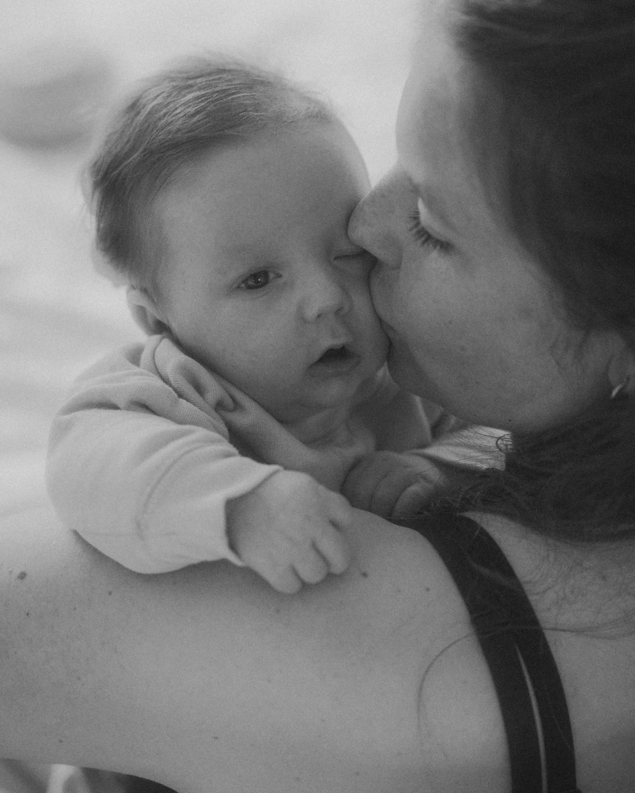 &bull; Afgelopen maand mocht ik langs bij dit prachtige gezin.

De kraamtijd.
Waarin zachtheid, kwetsbaarheid, liefde en soms tranen voorbijkomen.

De geboorte van een nieuw mens.
Van de baarmoeder naar buiten, de wereld in. Vol verwondering.
Maar oo