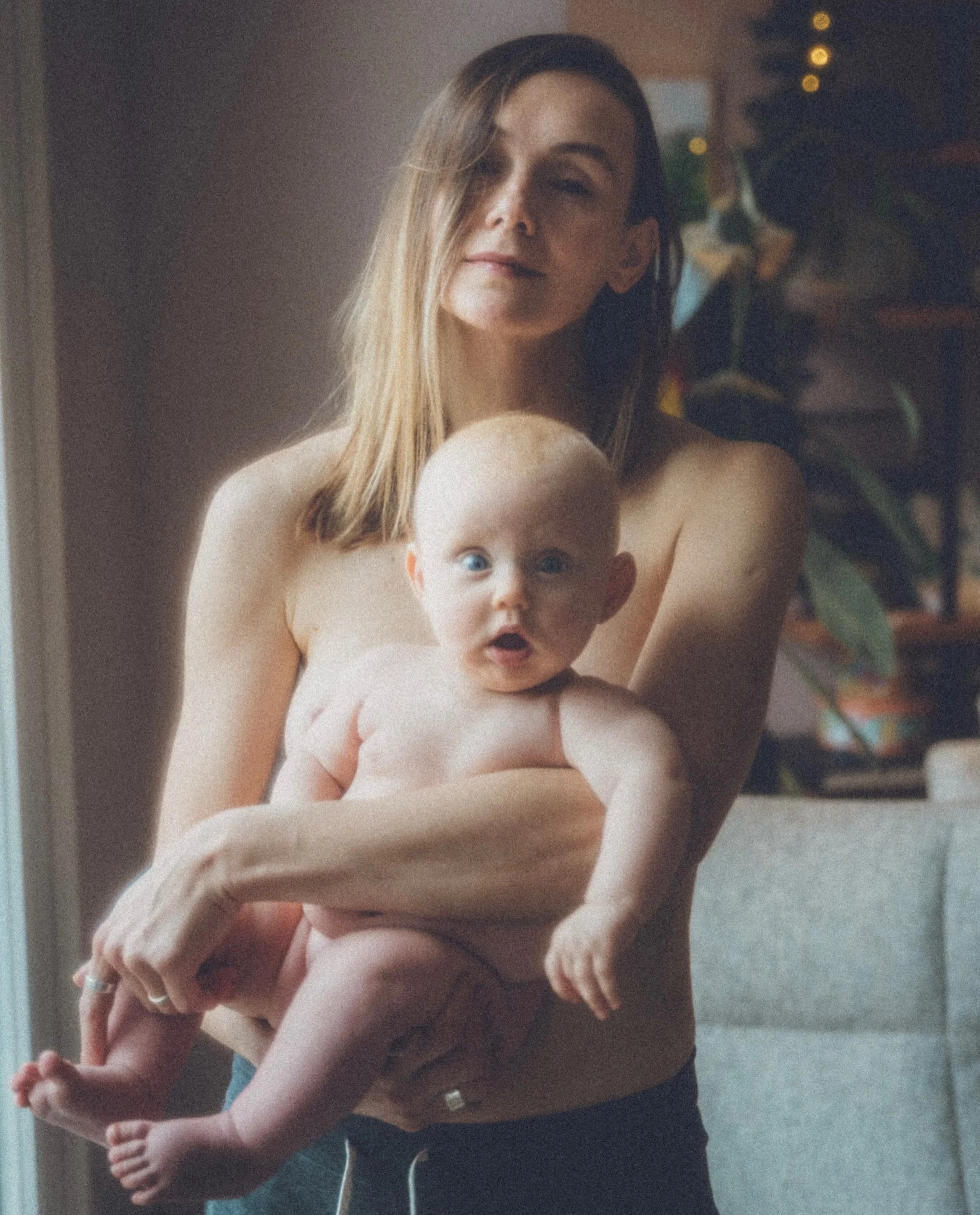 &bull; Deze beelden zijn voor mij pure statements.
Zoals ze hier staan. De vrouwen, de moeders. Pure kracht, kwetsbaarheid en zachtheid ineen. Moeders zijn nodig. Niet alleen voor hun eigen kinderen maar ook voor de maatschappij. De draagkracht is ha