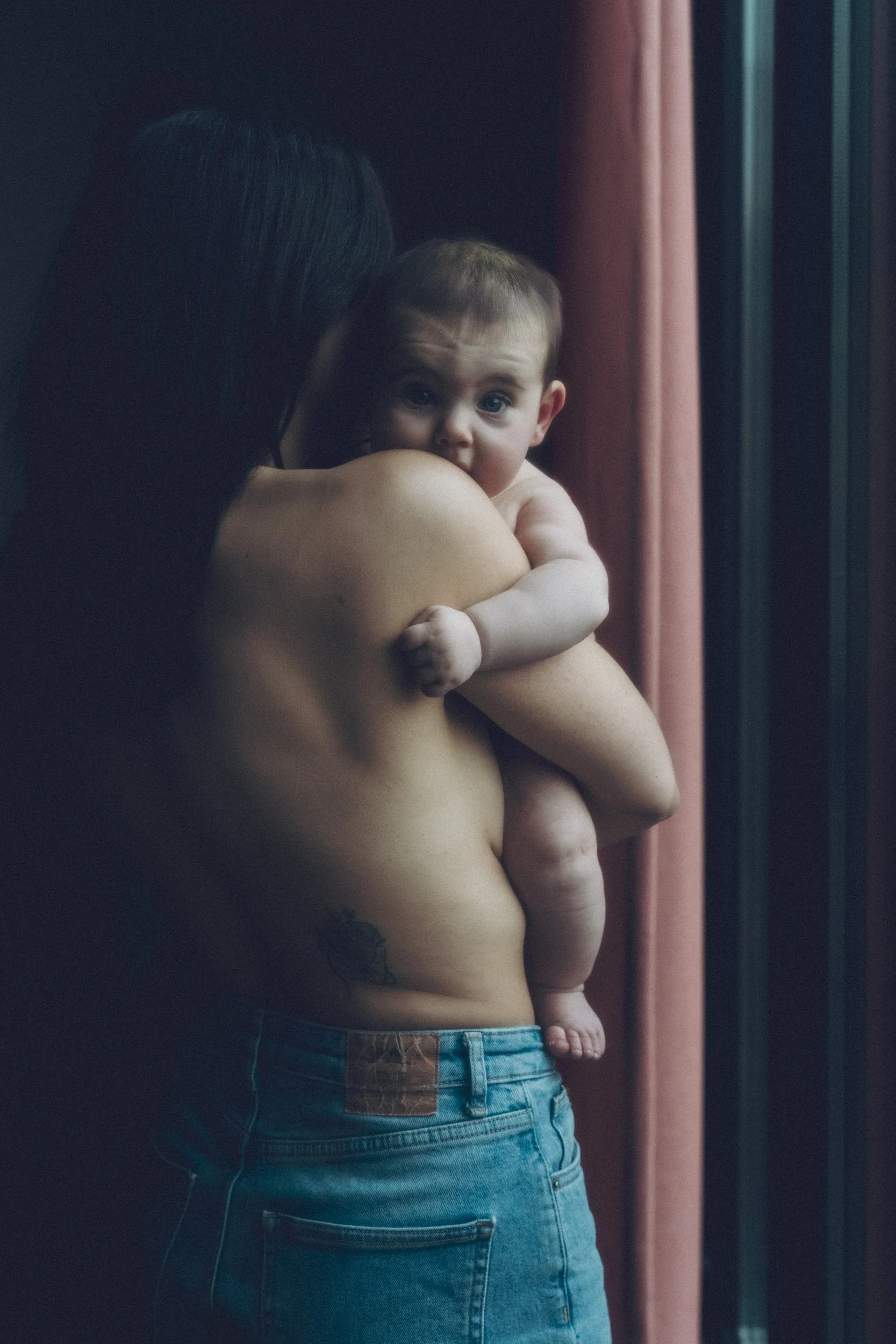 Motherhood huid-op-huid foto van mama met baby