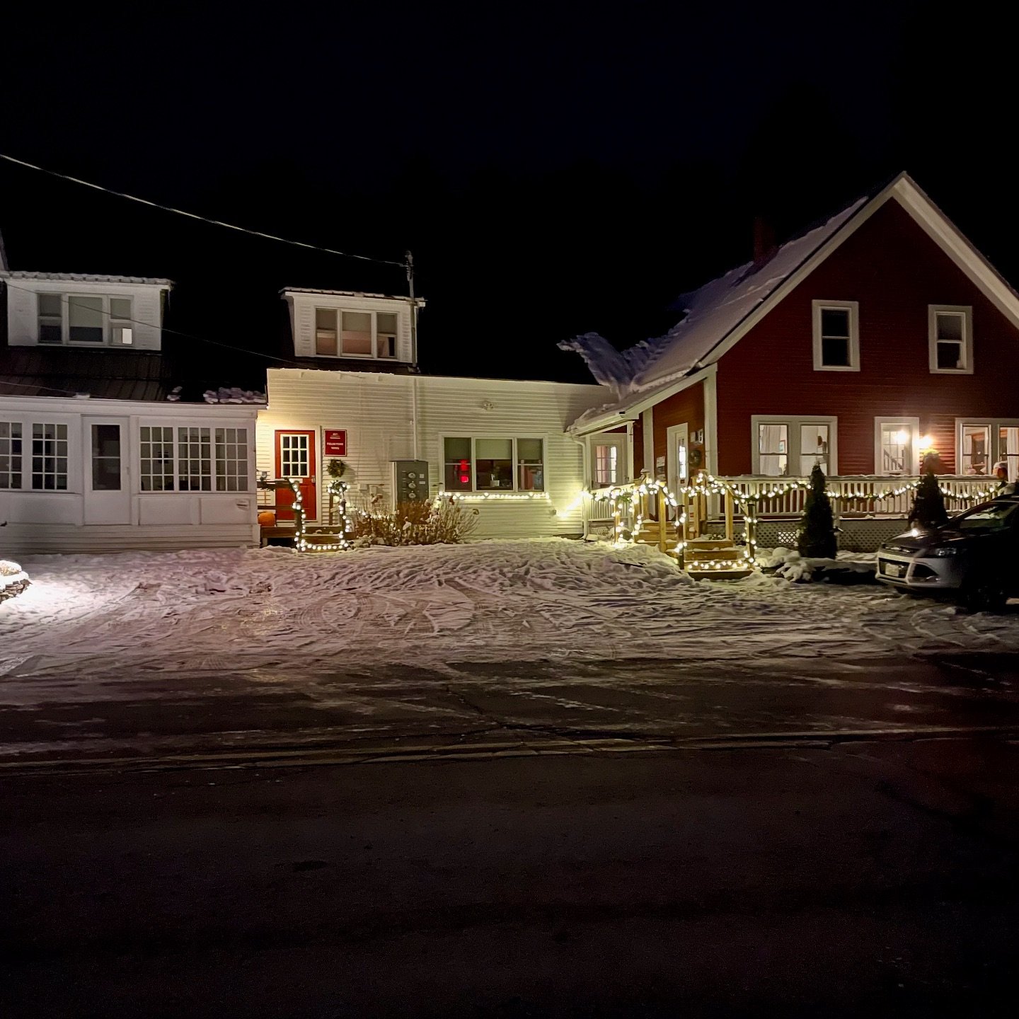 Craftsbury Farmhouse all dressed up for the holidays! 

We are expecting lots of SNOW ❄️ tonight so if you are a winter, snow-sport lover, now is your time to book with us and take advantage of all the skiing, snowshoeing, snowman building ☃️ and mor