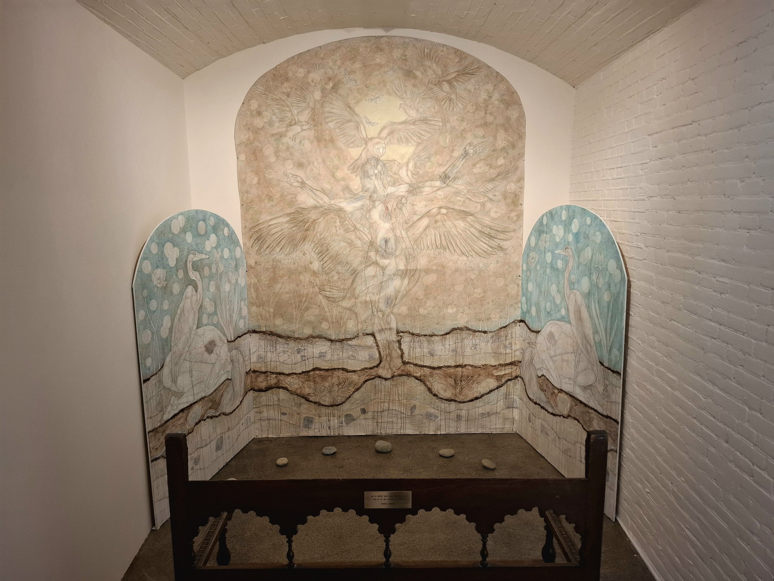 Weltinnenraum, installatie in cel 3 in de Koepelgevangenis Haarlem,  potlood, natuurlijke inkt, aarde, aardepigment, collage op katoen en hout, bankje, stenen, in de ruimte is een gedicht te  horen van Rogier Cornelisse ingesproken door Trudi Klever