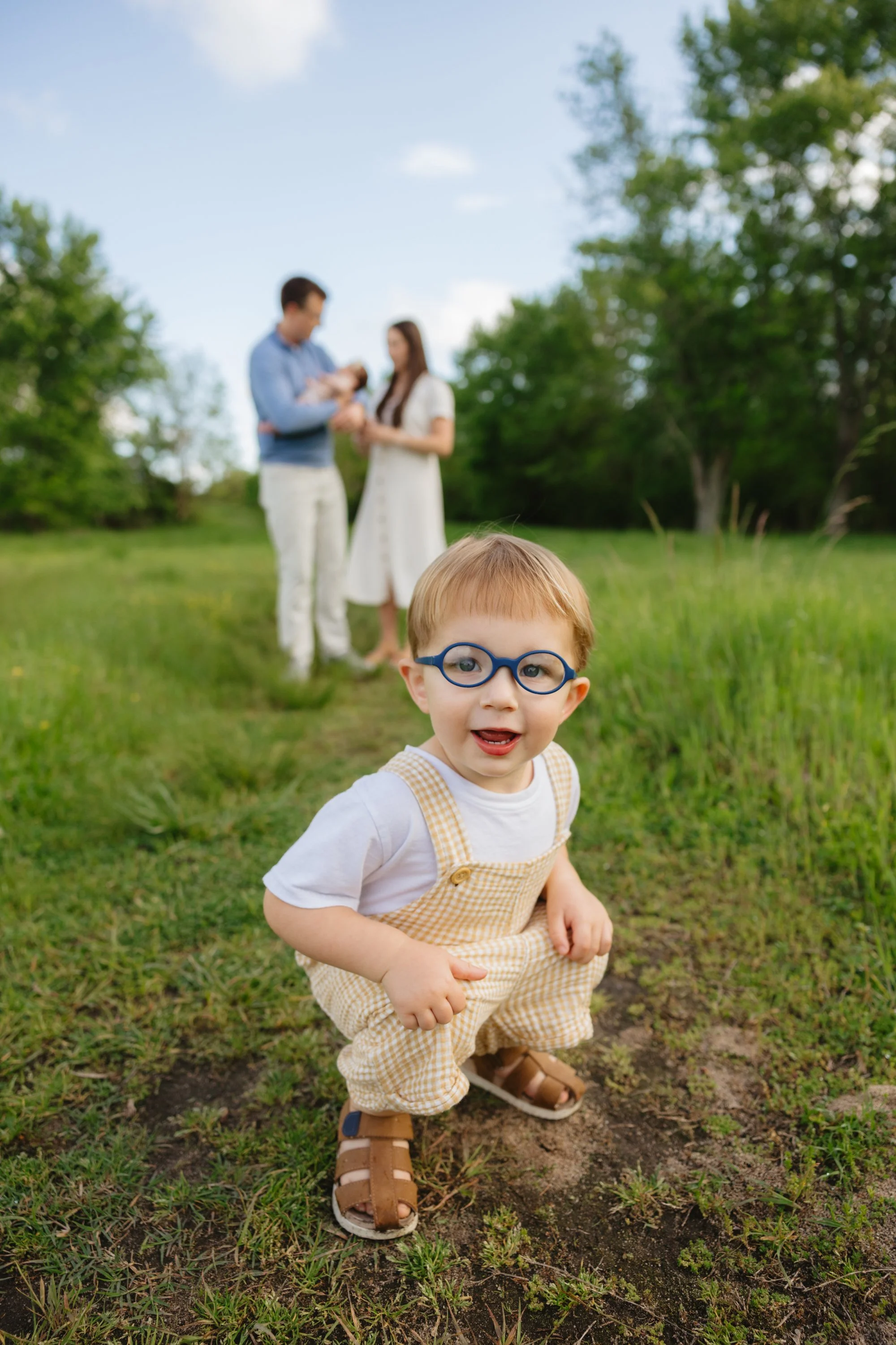 outdoor candid family photographer in field in northwest Arkansas