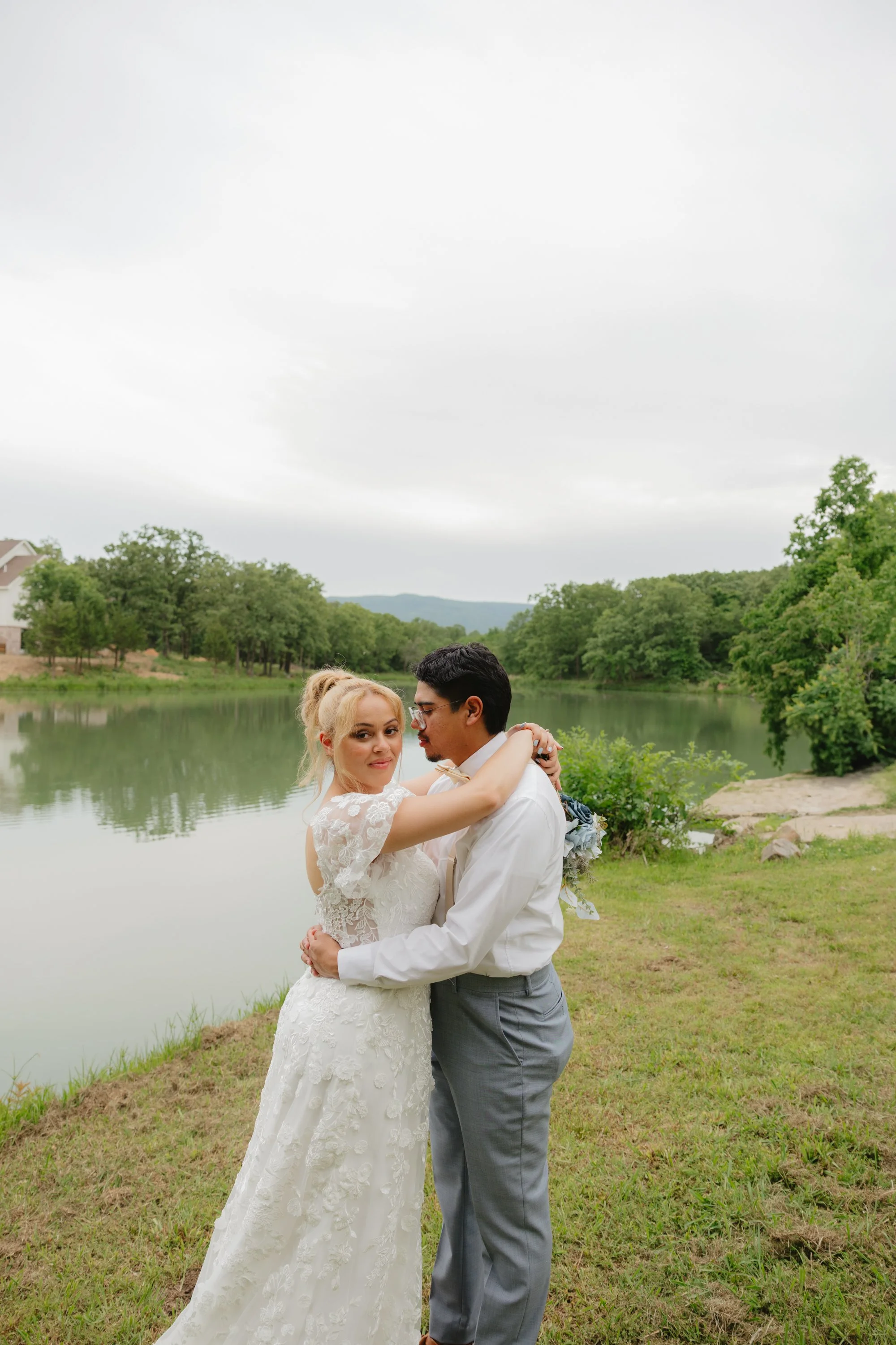Northwest ArkansNorthwest Arkansas wedding photographer, Arkansas wedding details, elegant wedding inspiration, timeless wedding photography, Bentonville Fayetteville Rogers weddings, documentary-style photography Rayli Rose Photographyas wedding pho