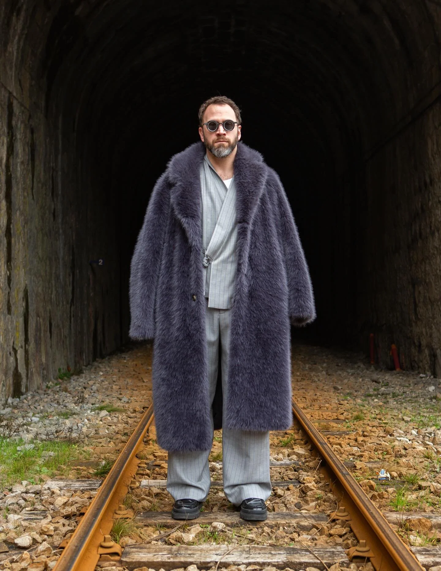 Beaucoup trop fan de mon nouveau costume @kenzo, d&eacute;nich&eacute; en soldes, &agrave; Paris avec toujours cet esprit japonais que j&rsquo;aime tant, caract&eacute;ris&eacute; par cette veste crois&eacute;e fa&ccedil;on kimono &amp; ce motif vagu