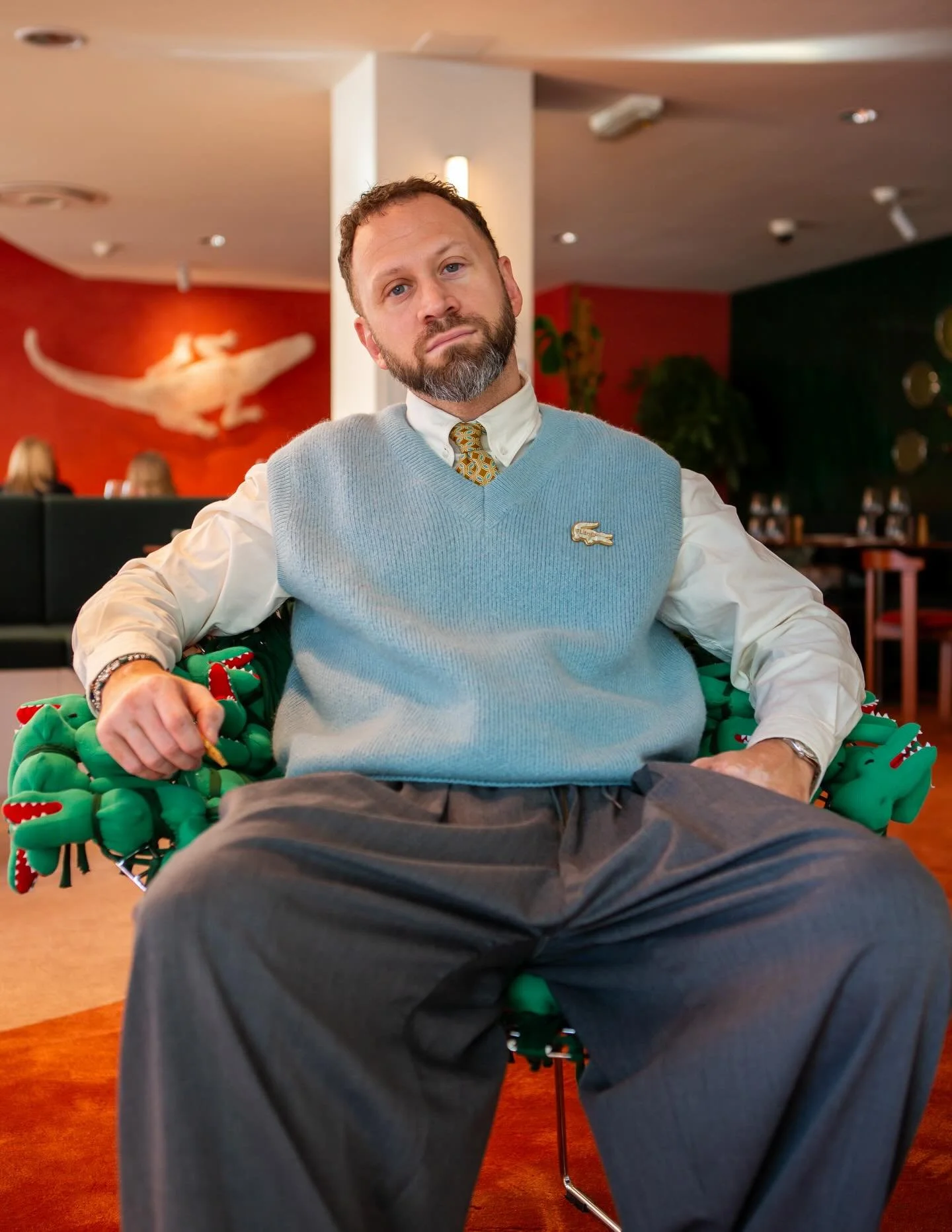 🐊 Retour sur un look qui m&eacute;lange les cultures ! 

🎾 En haut, un style preppy fortement inspir&eacute; des codes du tennis, de circonstance pour se fondre dans le d&eacute;cor color&eacute; du @lecafelacoste au sein du prestigieux @lemeridien