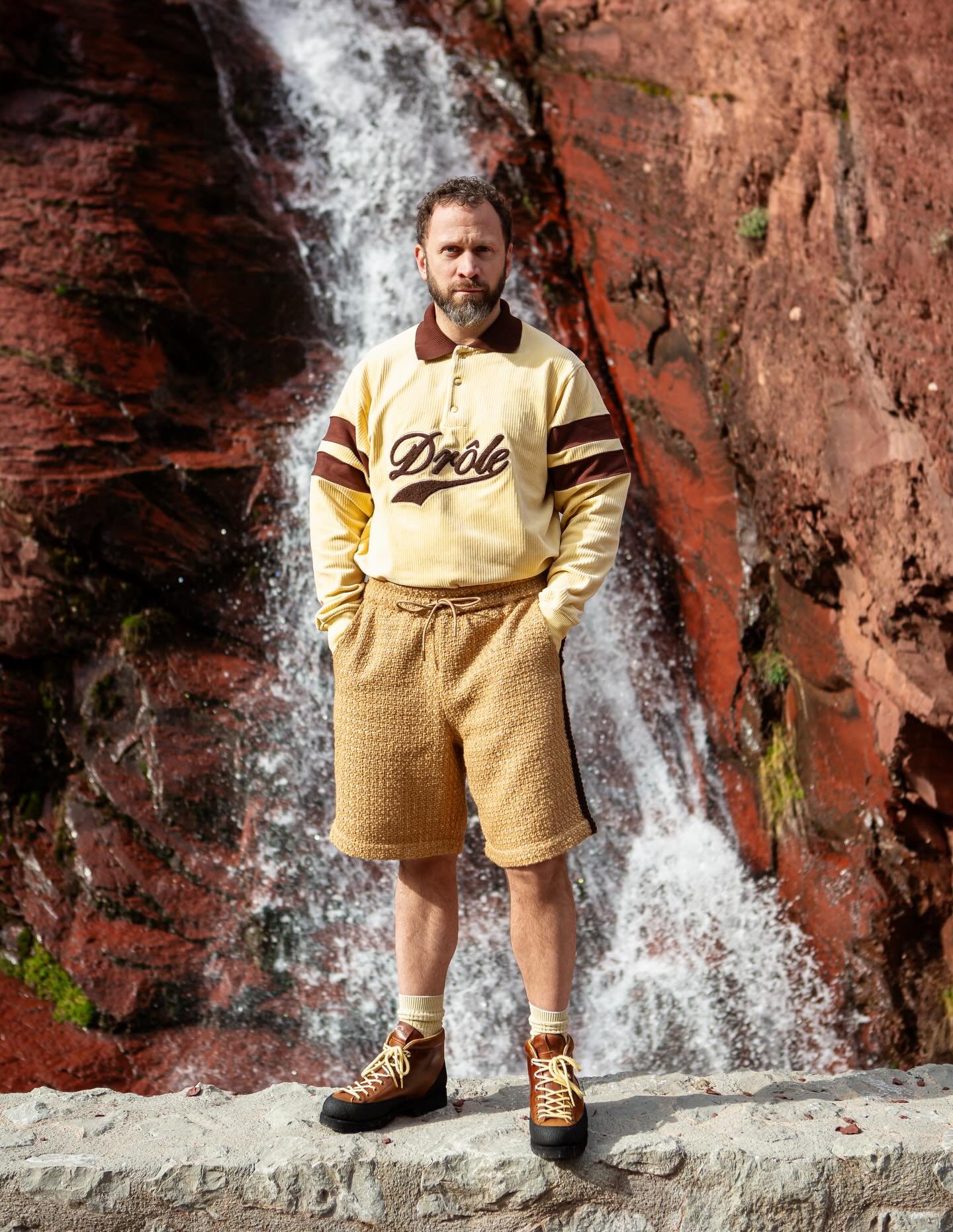 Retro Outdoor Aesthetic&hellip; Aussi &agrave; l&rsquo;aise &agrave; la ville qu&rsquo;&agrave; la montagne ! 🌄✨

&mdash; 

📸 @martynikefly

&mdash; 

#OutdoorStyle #MenswearInspiration #LifestyleLook