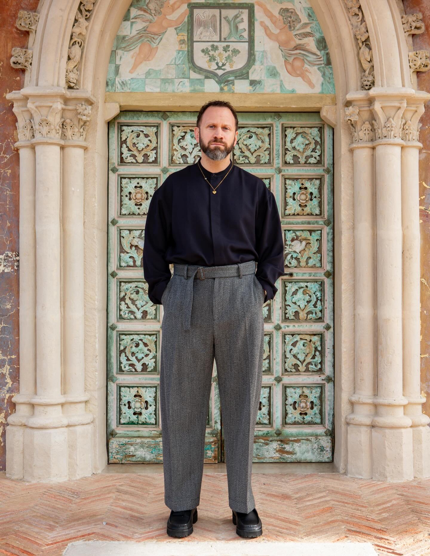 S&rsquo;il vous pla&icirc;t, peut-on tout arr&ecirc;ter &amp; parler de :

1️⃣ La beaut&eacute; du @chateaucremat avec ses d&eacute;tails d&eacute;coratifs, son mobilier de collection du Ritz &amp; ses oeuvres d&rsquo;art !? ✨
2️⃣ Ce total look @stud