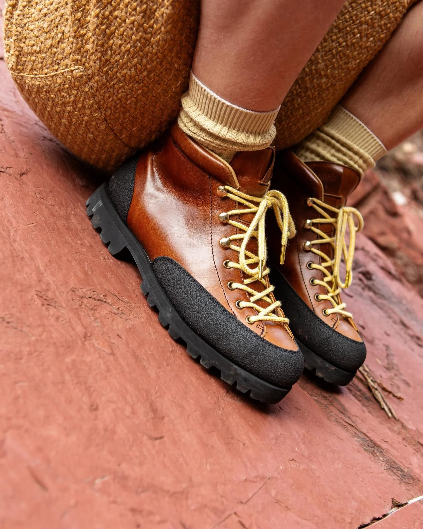 Boots tout terrain ! 🔥

Des Gorges du Cians &agrave; la Fashion Week de Paris, il n&rsquo;y a qu&rsquo;une paire de Yosemite @droledemonsieur x paraboot_official 🤩

&mdash;

📸 @martynikefly

&mdash; 

#Paraboot #HikingStyle #FashionWeekParis