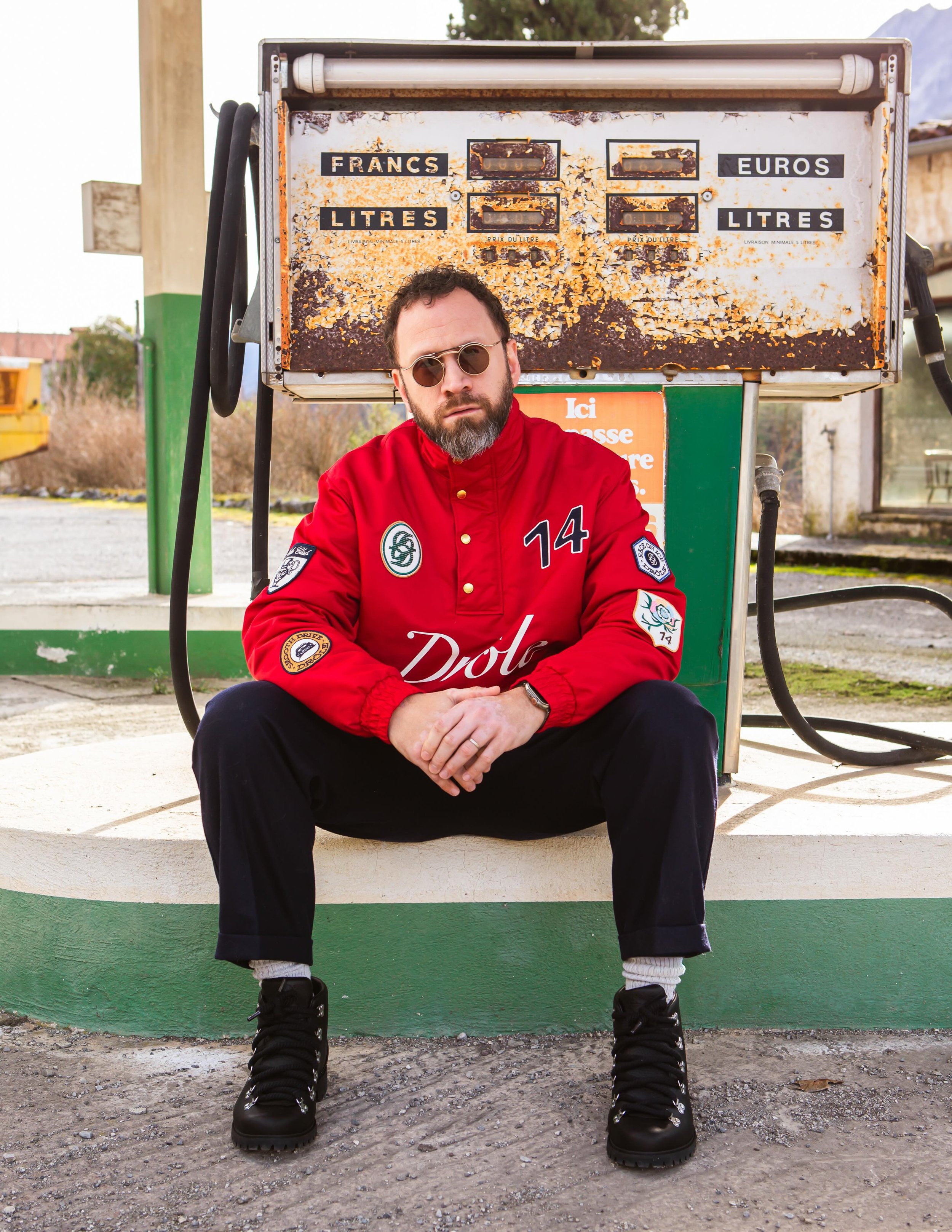 &amp; alors, on ne shoote pas dans les m&ecirc;mes d&eacute;cors que Le Transporteur, nous !? 😌🔥

&mdash; 

📸 @martynikefly

&mdash; 

#DroleDeMonsieur #FashionShooting #DecorCinema