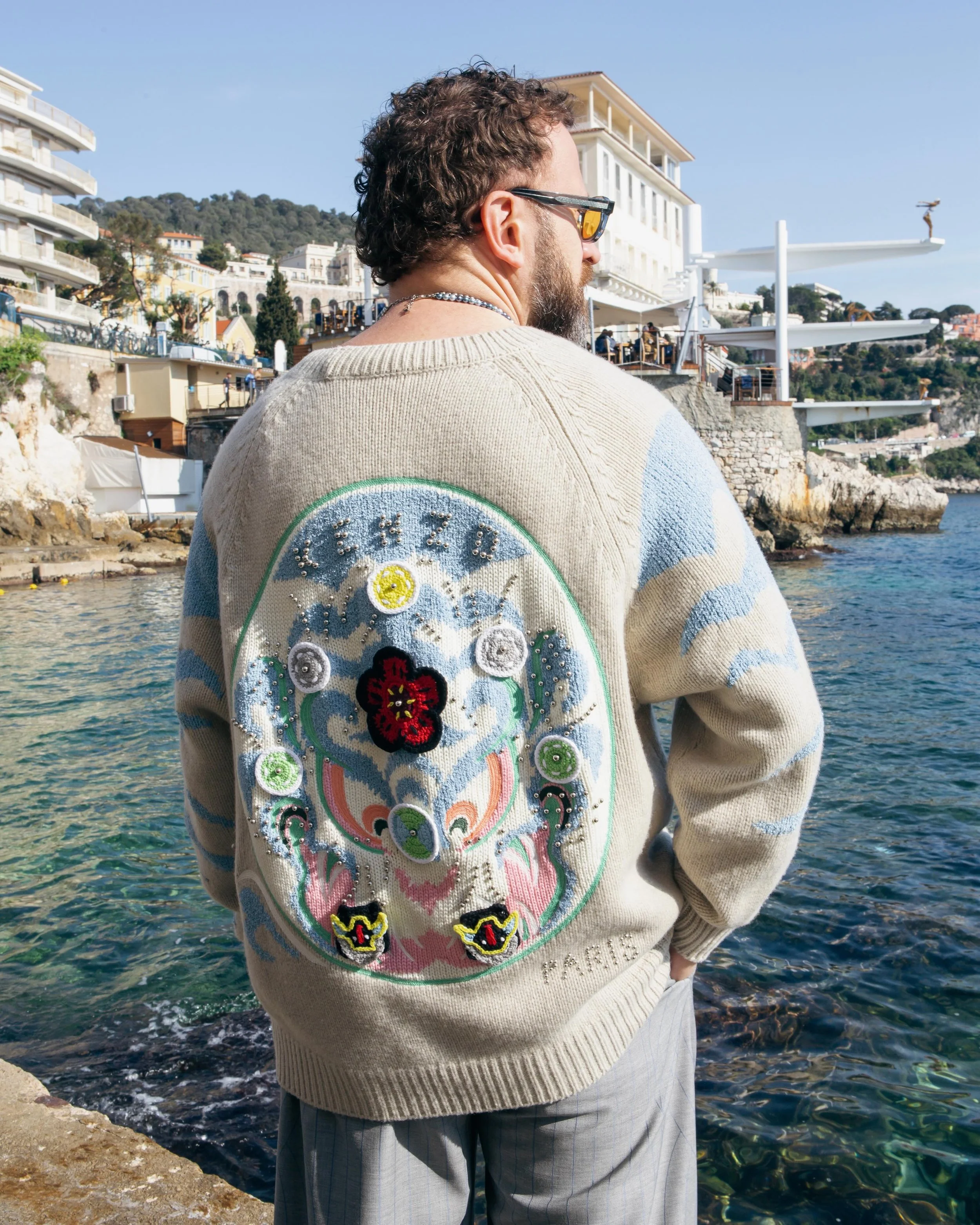 Ce cardigan @kenzo c&eacute;l&egrave;bre les 70 ans de la maison&hellip; &amp; c&rsquo;est une &oelig;uvre d&rsquo;art ! 💙✨

&mdash; 

📸 @martynikefly

&mdash; 

#Kenzo70ans #KenzoParis #FashionStyle