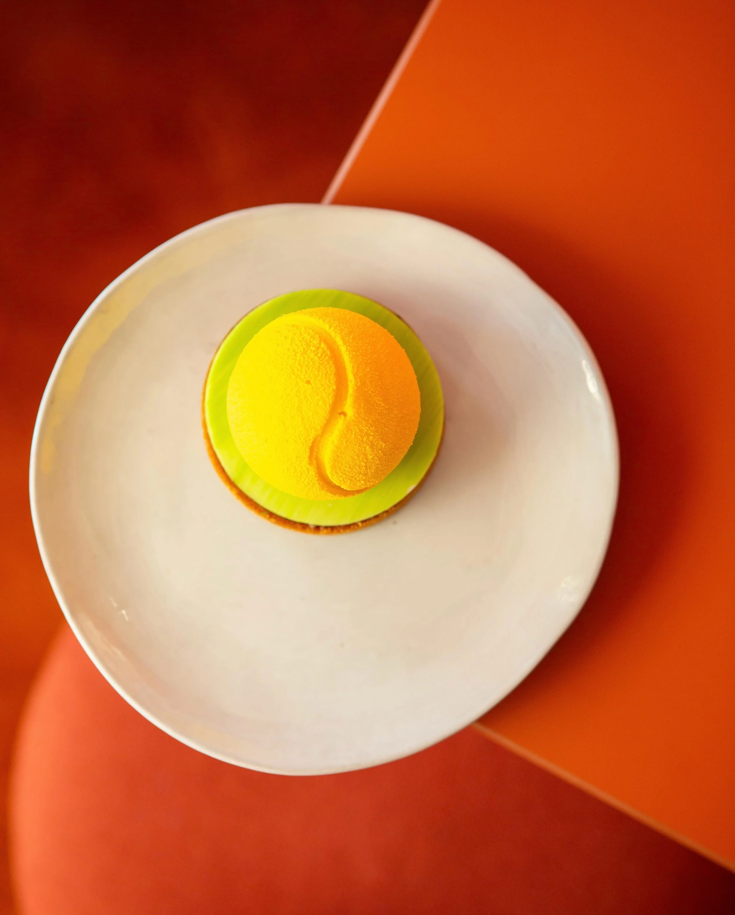 L&rsquo;iconique polo Lacoste passe &agrave; table ! 🐊

@lecafelacoste r&eacute;invente le dessert avec les codes de la Maison d&eacute;clin&eacute;s en trompe-l&rsquo;&oelig;il raffin&eacute; et gourmand&hellip; 🎾

👀 On d&eacute;vore d&rsquo;abor
