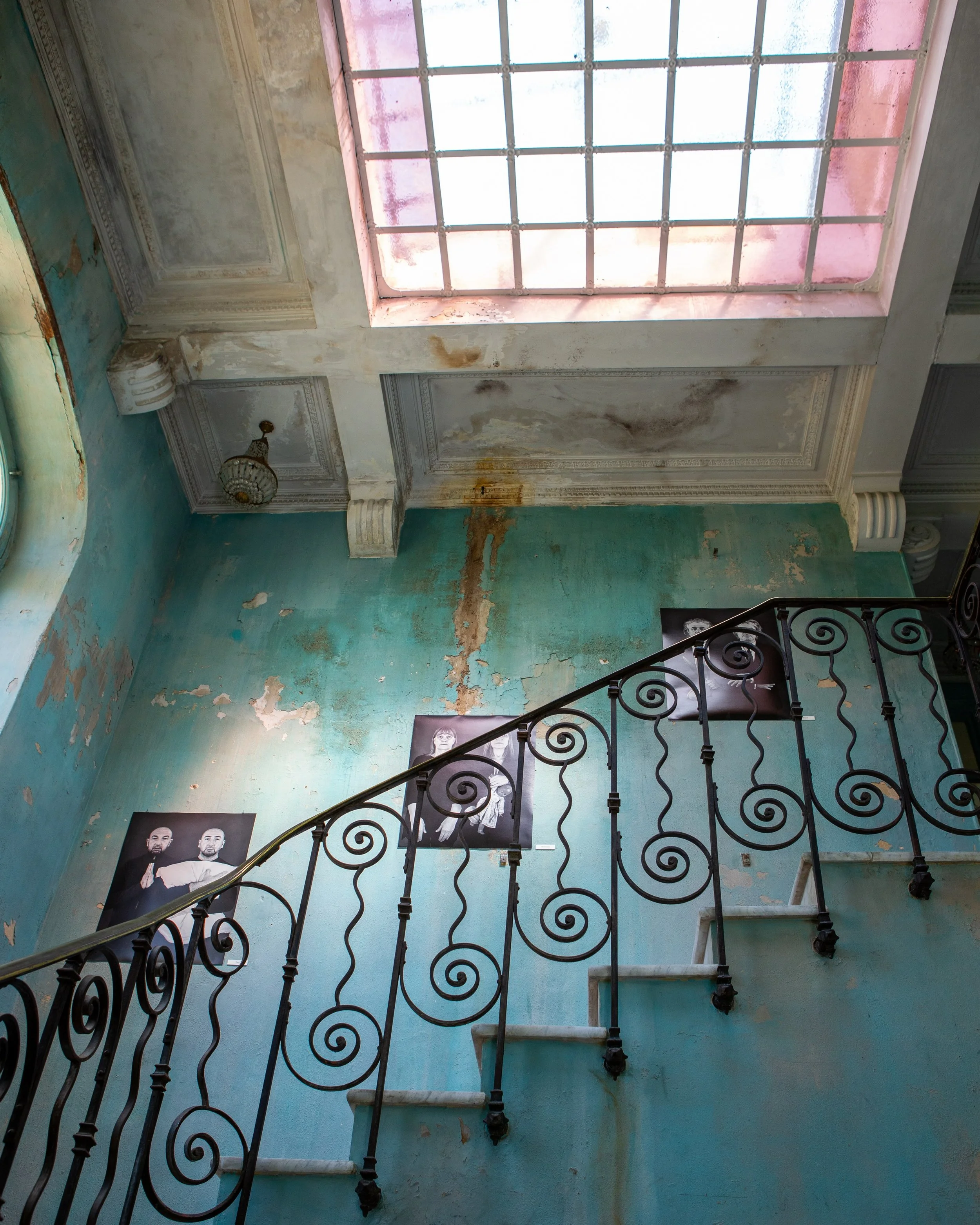 Un lieu o&ugrave; l&rsquo;on imagine des aventures&hellip; L&agrave;, sous les carreaux de verre, l&rsquo;escalier de la @maison_abandonnee ~ d&rsquo;une grande richesse architecturale. Aux murs empreints d&rsquo;histoire, une exposition de @hannaka.