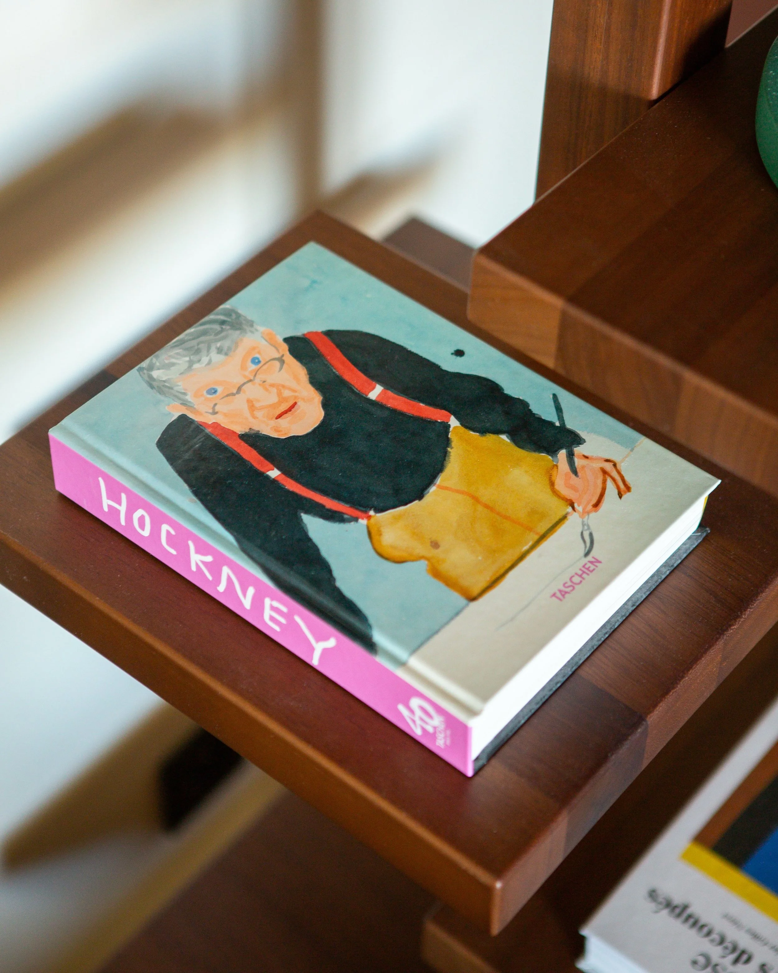 Mon hommage &agrave; David Hockney ✨

Toutefois, je ne vais pas d&eacute;poser de coeur blanc pour cet artiste haut en couleurs ! 🌈

J&rsquo;avais ador&eacute; d&eacute;couvrir l&rsquo;un de ses expositions &agrave; Aix-en-Provence o&ugrave; j&rsquo