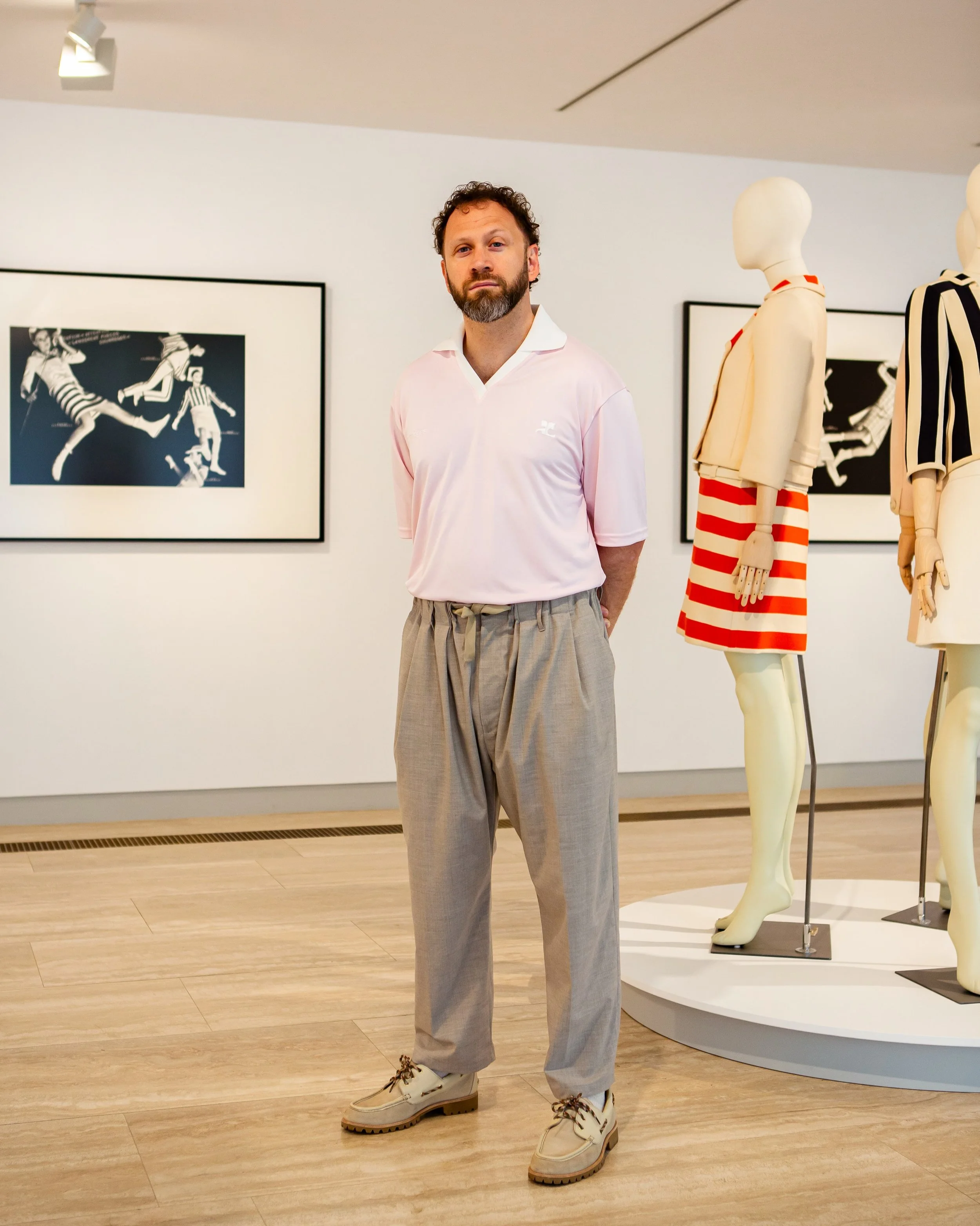 Retour &agrave; la @fondationmaeght o&ugrave; je me suis chang&eacute; pour la suite de la visite de l&rsquo;exposition &laquo;&nbsp;Peter Knapp : Le Temps Courr&egrave;ges&nbsp;&raquo; 💙

Toujours en @courreges avec un polo de cette saison, je vous