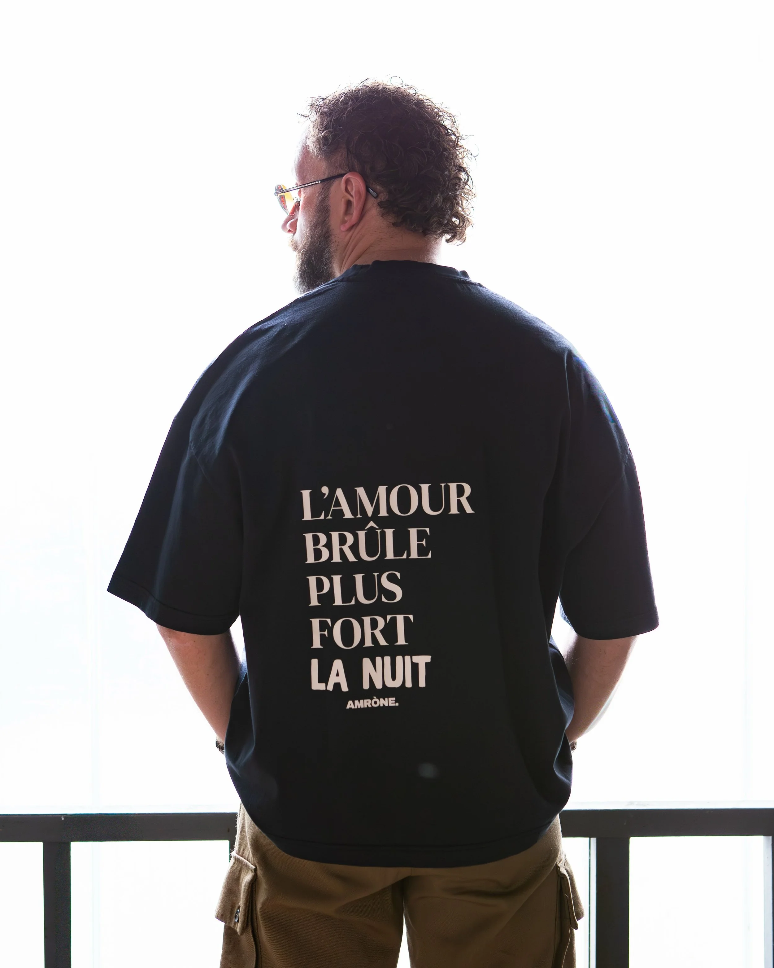 L&rsquo;Amour br&ucirc;le plus fort la nuit avec @amrone_ 💙

Ce t-shirt non genr&eacute; puise son originalit&eacute; dans sa coupe loose, &agrave; l&rsquo;image de toute la collection de cette nouvelle maison ni&ccedil;oise qui m&eacute;rite un bea