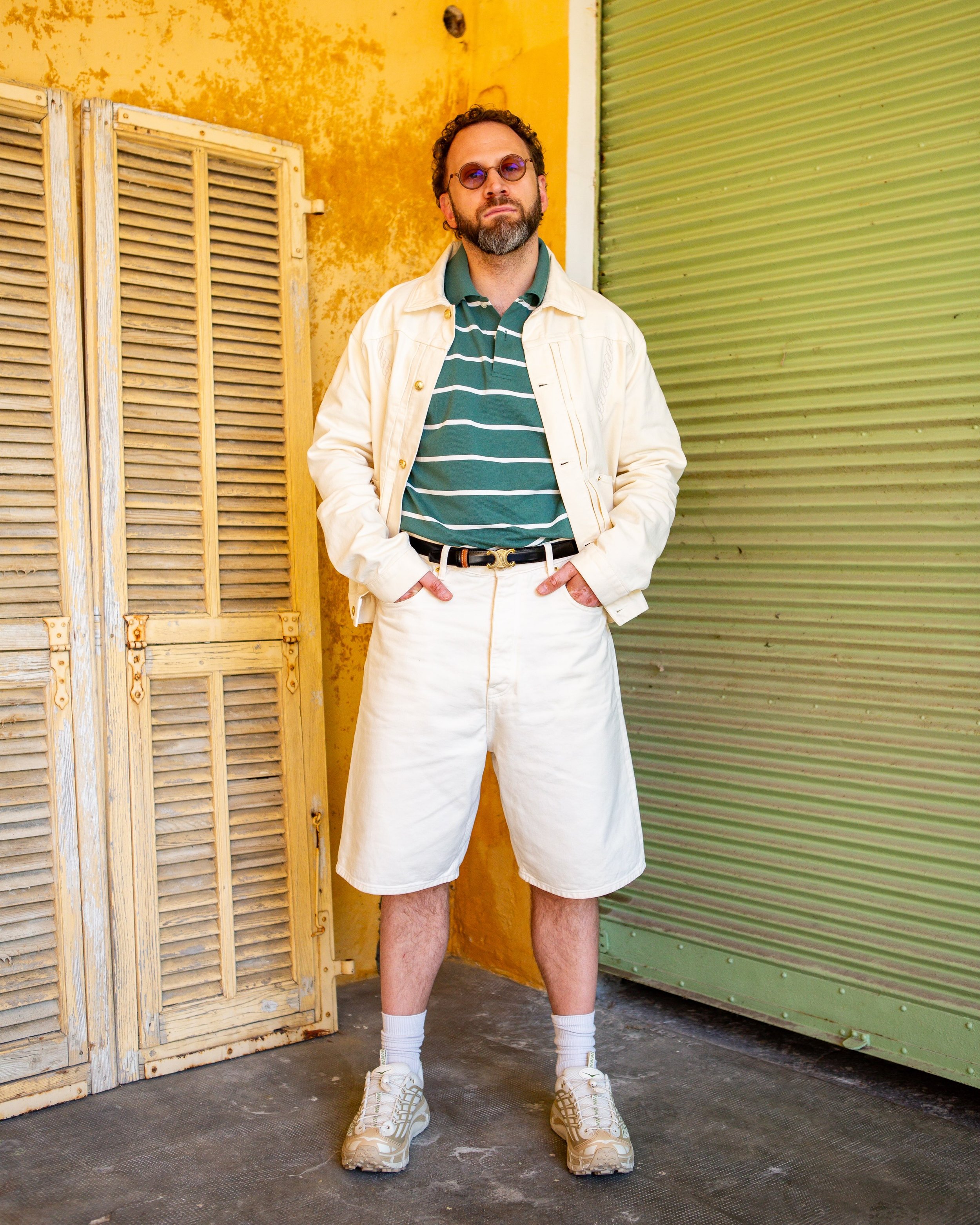 Un de mes looks pr&eacute;f&eacute;r&eacute;s de cet &eacute;t&eacute; : un ensemble en jeans uni @droledemonsieur conjugu&eacute; &agrave; un polo ray&eacute; @uniqlofr x @jw_anderson ~ @jonathan.anderson ! 💙

Une tenue simple &amp; efficace que l&