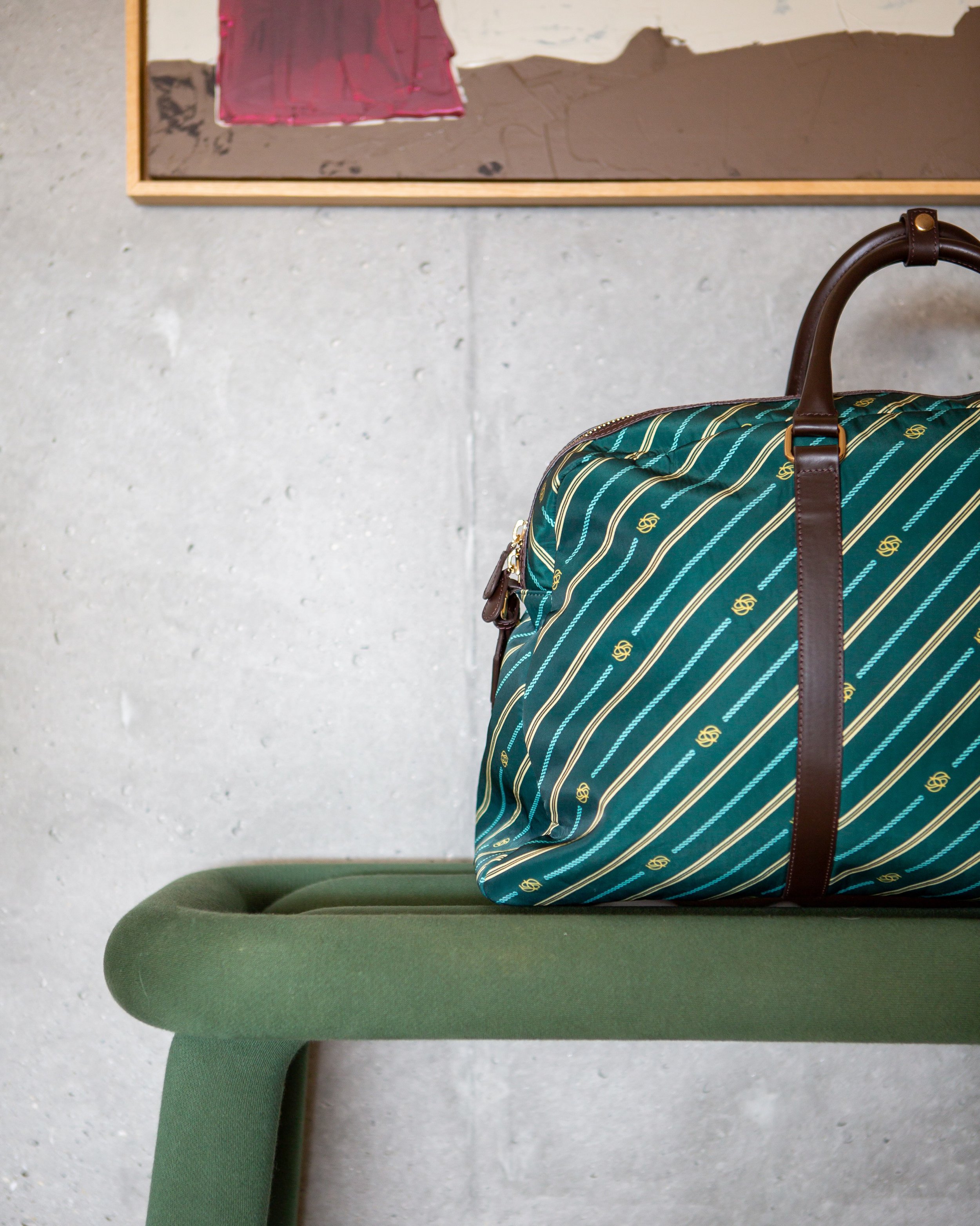 La maroquinerie se d&eacute;voile chez @droledemonsieur&hellip; 💙 

&amp; elle se d&eacute;marque avec sa toile qui reprend le motif signature de la maison, pour un sac 48h, une sacoche ou une trousse de toilette color&eacute;e &amp; lumineuse, touj