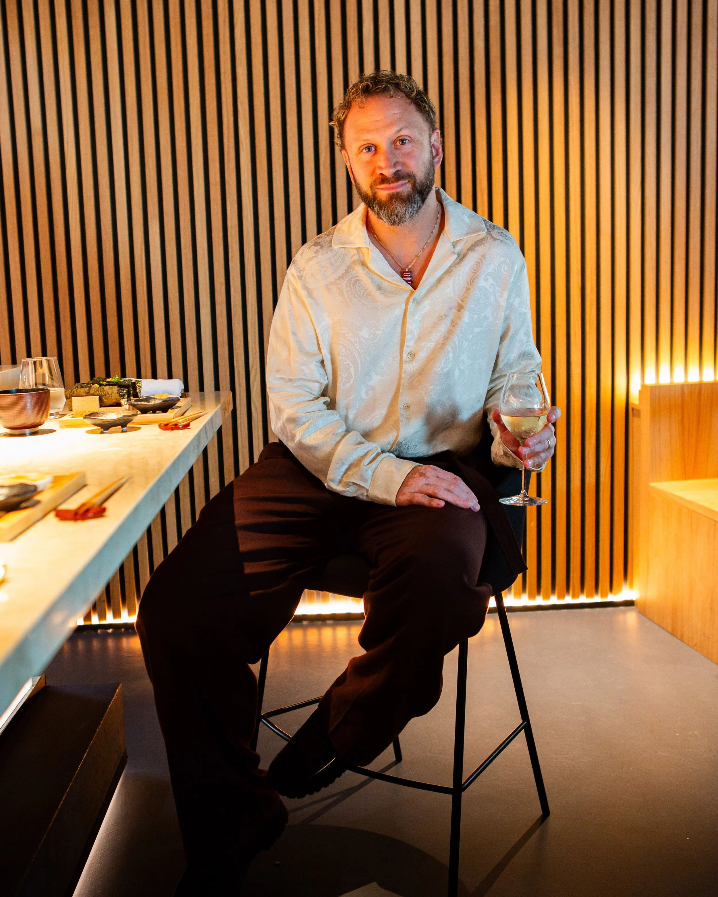 @senmonaco, nouvelle adresse incontournable de cuisine japonaise &agrave; Monaco ! 🍣 

Au &hearts;️ d&rsquo;un d&eacute;cor chic &amp; immersif, fa&ccedil;on speakeasy, @lemeridienmonaco propose un voyage culinaire port&eacute; par le chef Hiroki Hi