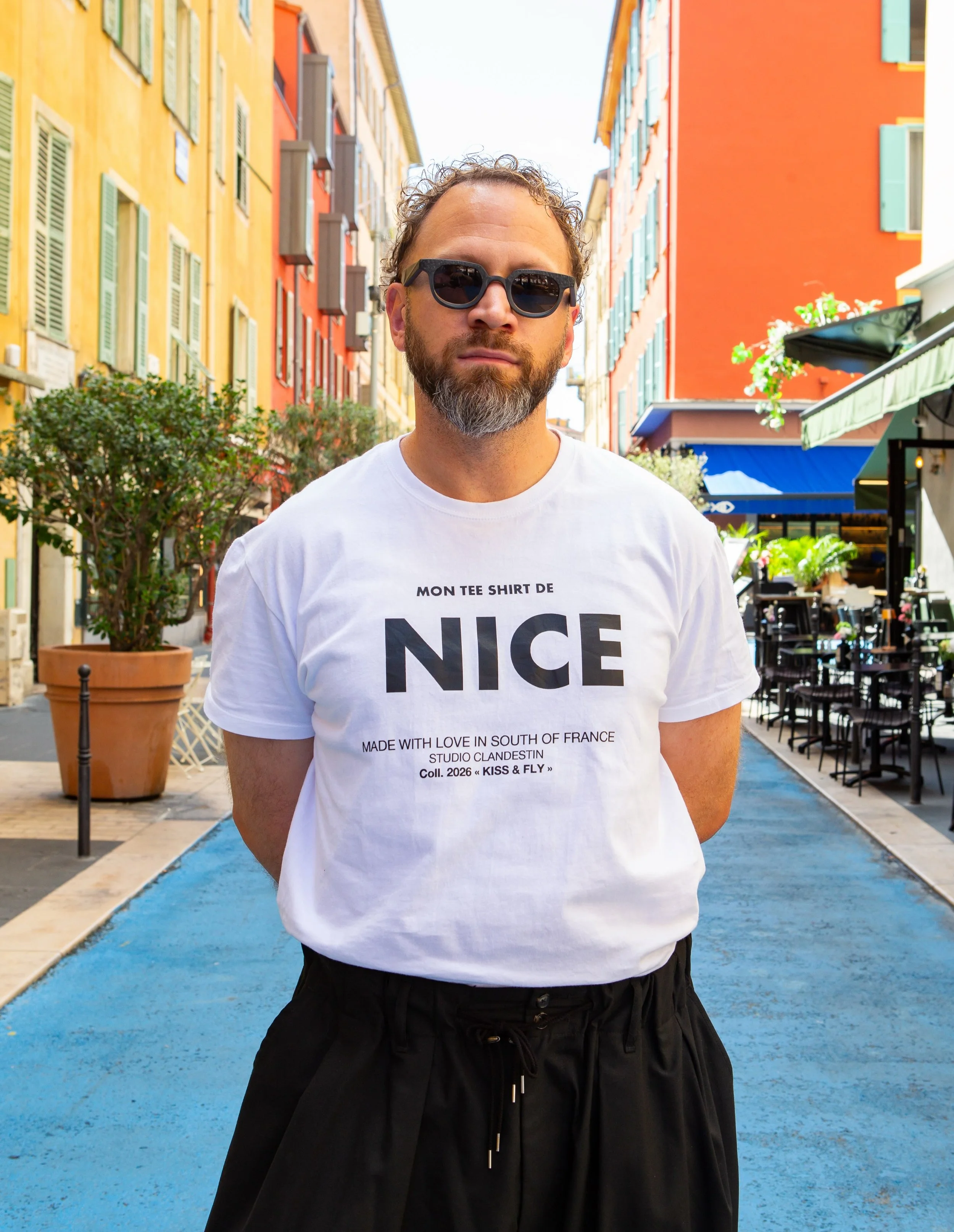 Ma passion : passer chez @opticiencreateur.bonaparte &amp; piquer des lunettes de soleil, juste pour vous faire des photos ! 😎

Oh &amp; mon t-shirt de Nice ? C&rsquo;est un must have studio.clandestin ! 💙

&mdash; 

#nicecotedazur #ootd #sunglasse